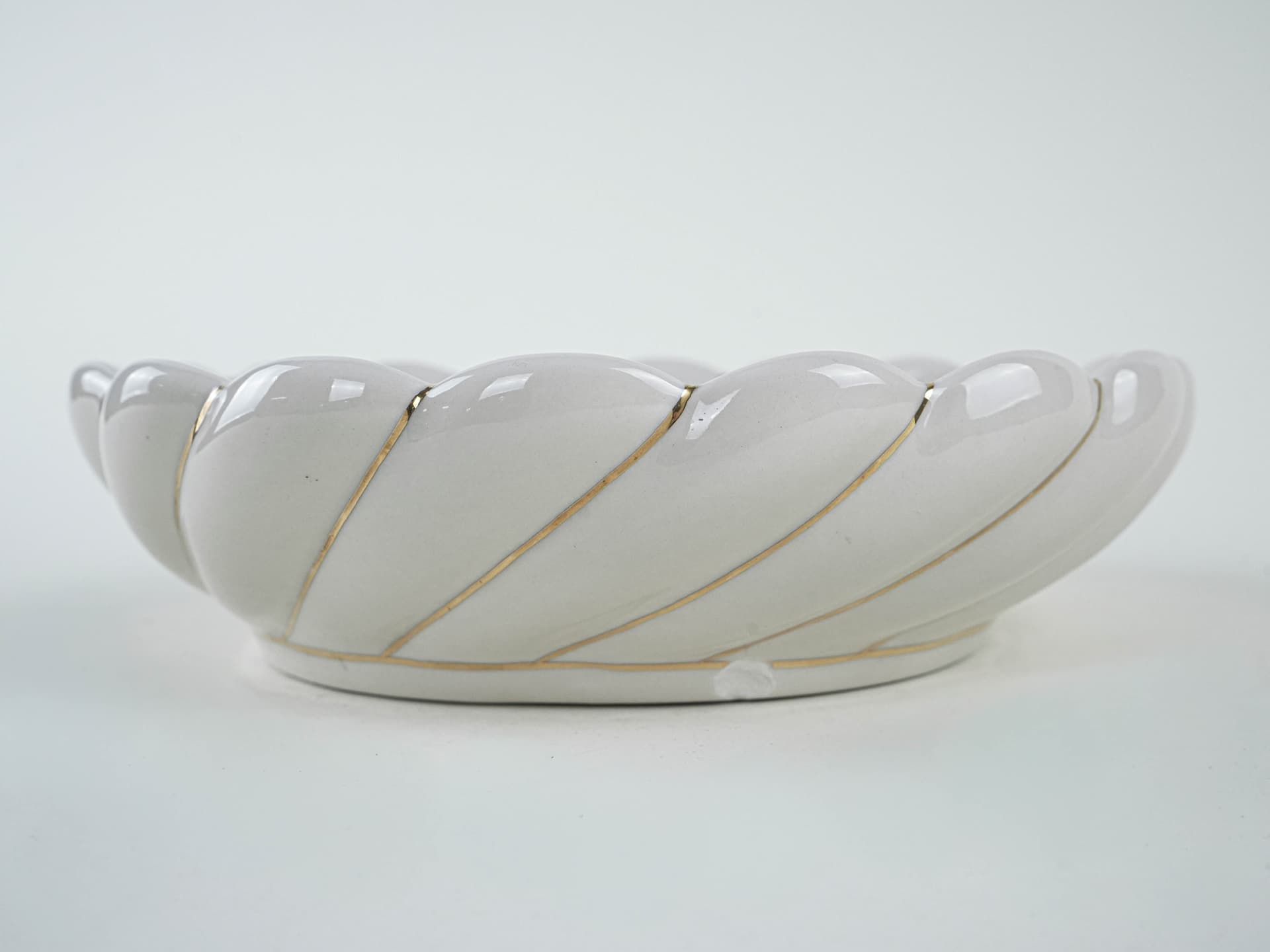Decorative bowl, Postmodernism, ivory white ceramic, Italy, 1980s. - 195310