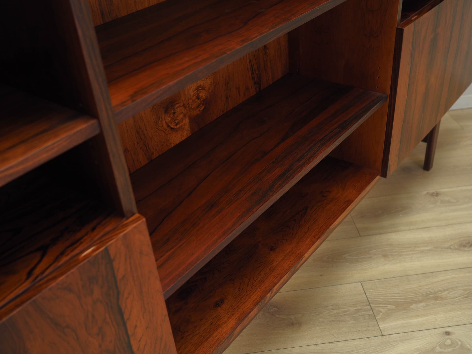 Biblioteczka, palisander brązowy, proj. I. Kofod-Larsen, Dania, lata 70. - 195348