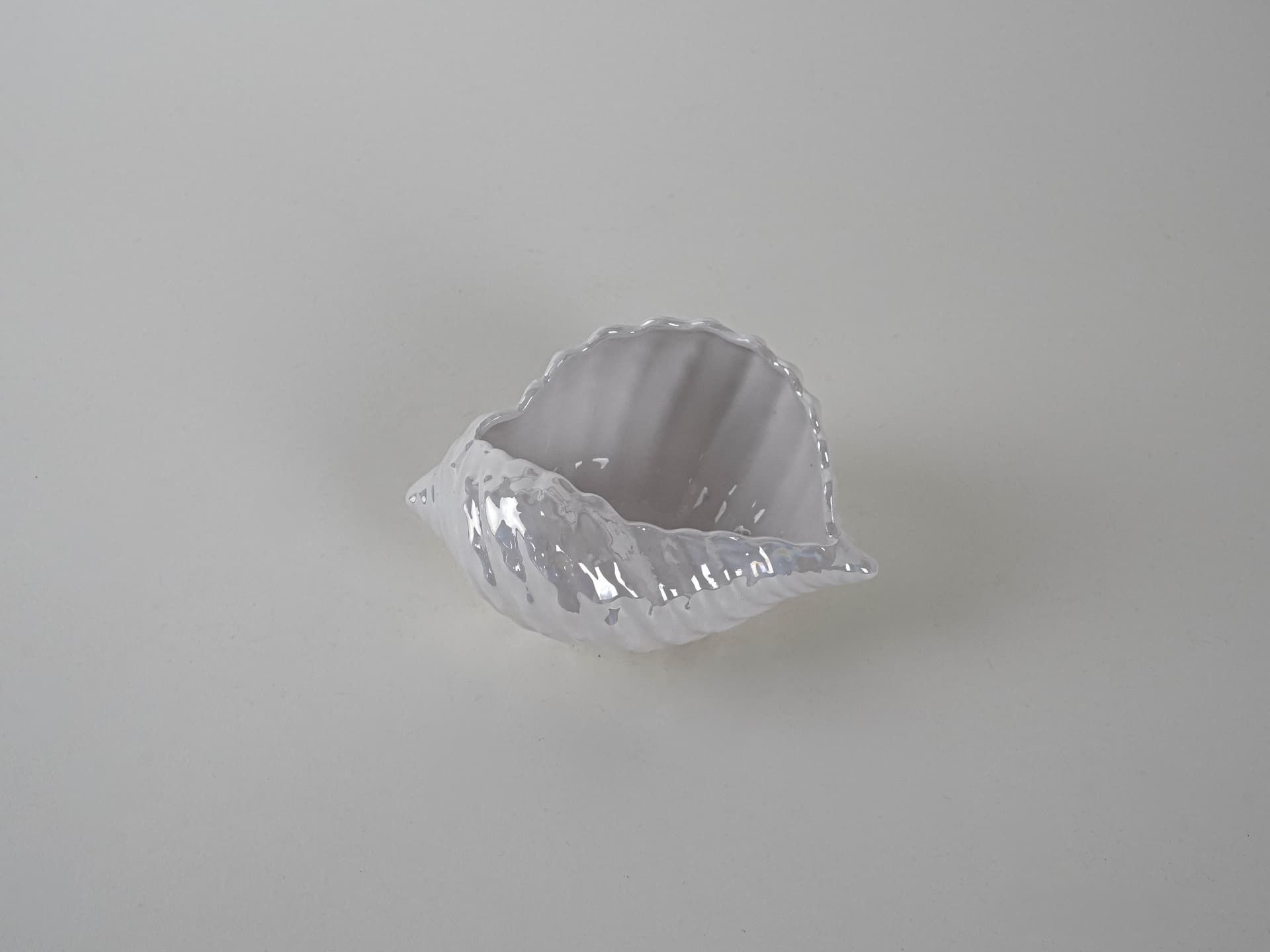 Decorative shell, ivory white porcelain, Italy, 1970s. - 195871