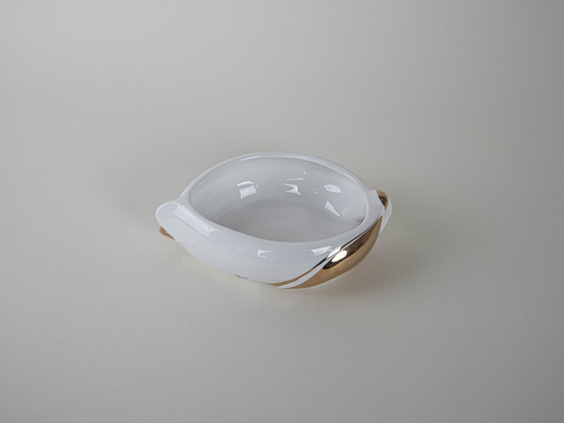 Decorative centerpiece, oval, ivory white porcelain, Italy, 1970s. - 195920
