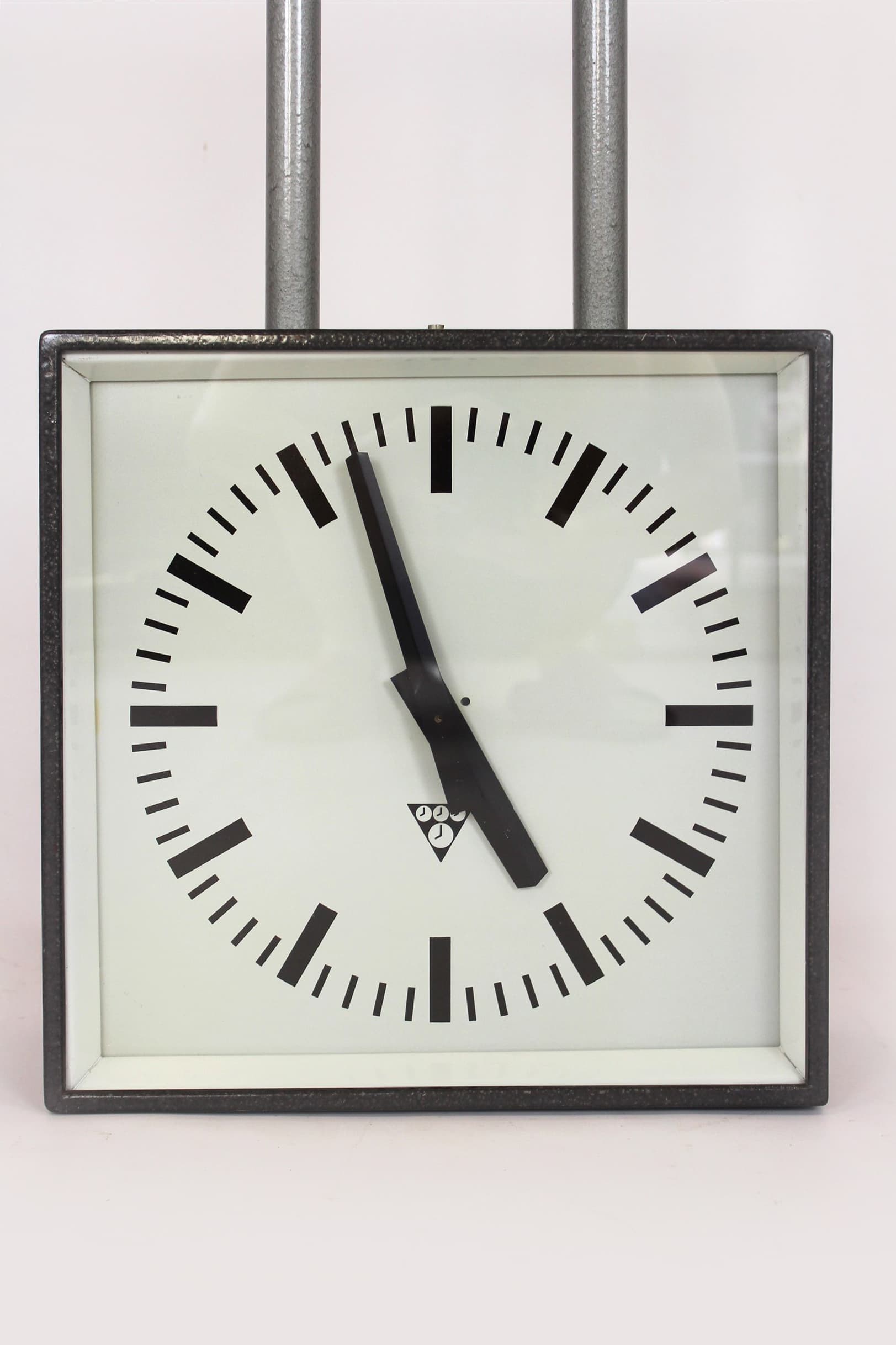 Dwustronny zegar kolejowy, szary, metal, Pragotron, Czechy, lata 80. - 196187