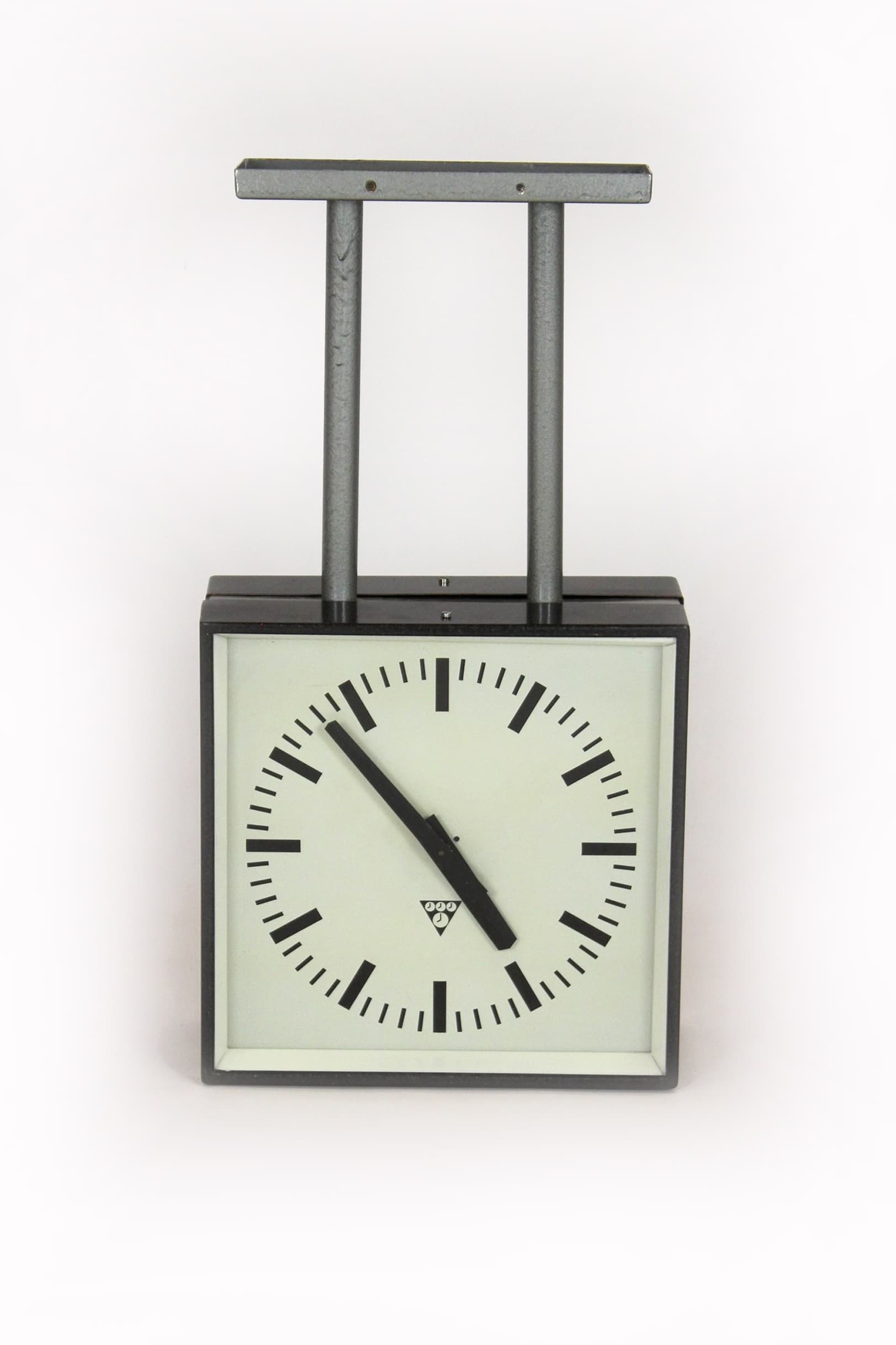 Dwustronny zegar kolejowy, szary, metal, Pragotron, Czechy, lata 80.