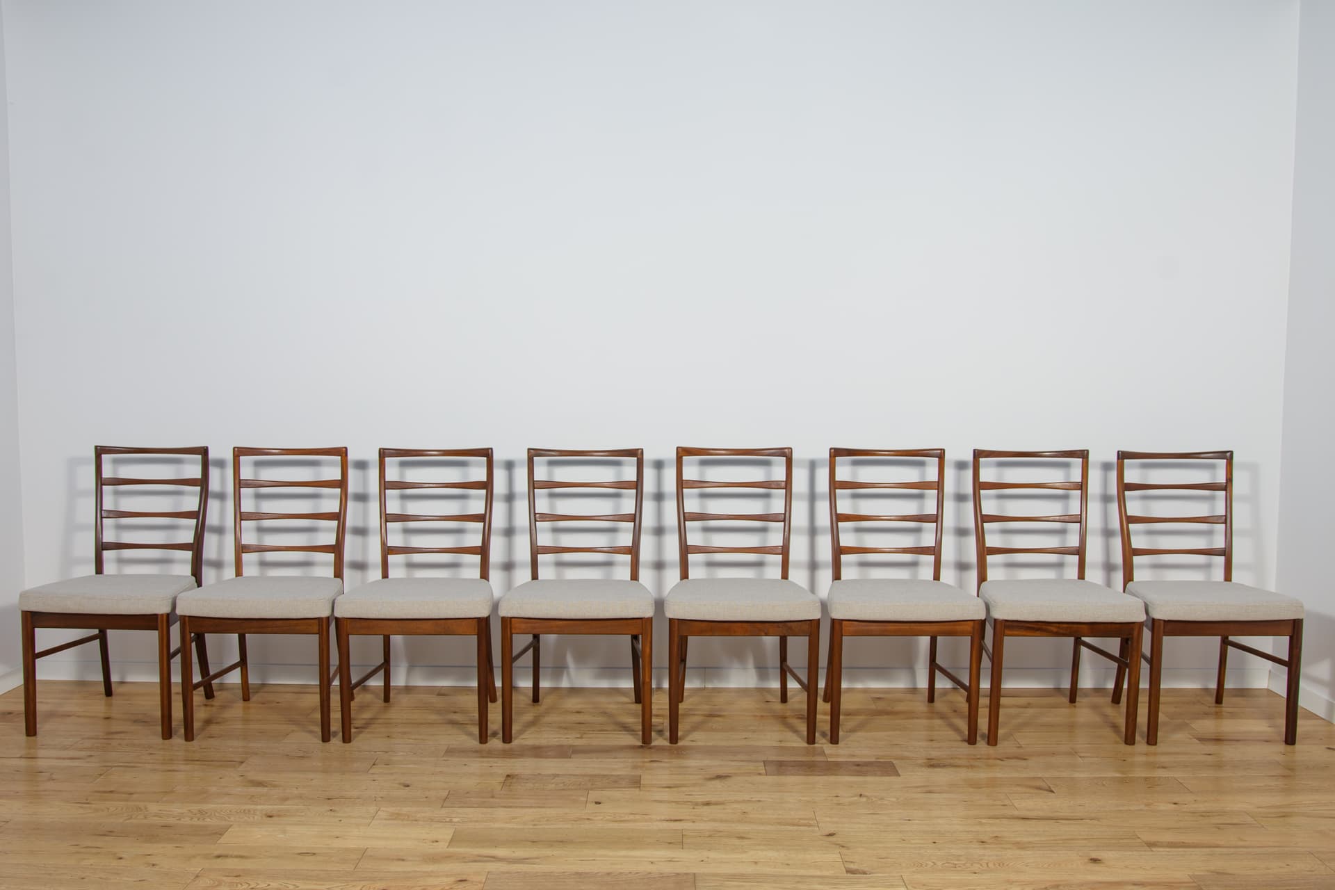 Komplet ośmiu krzeseł, teak, tapicerka beżowa, McIntosh, Wielka Brytania, lata 60. - 196495