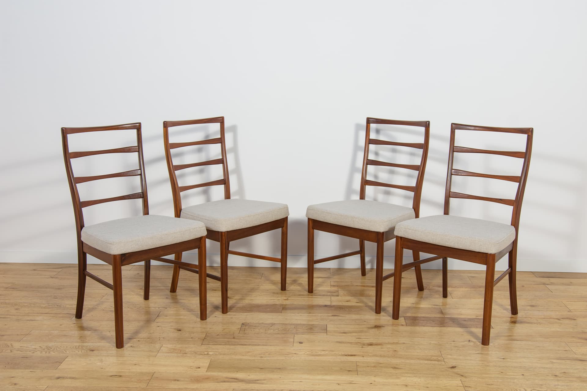 Komplet czterech krzeseł, teak brązowy jasny, McIntosh, Wielka Brytania, lata 60. - 196511