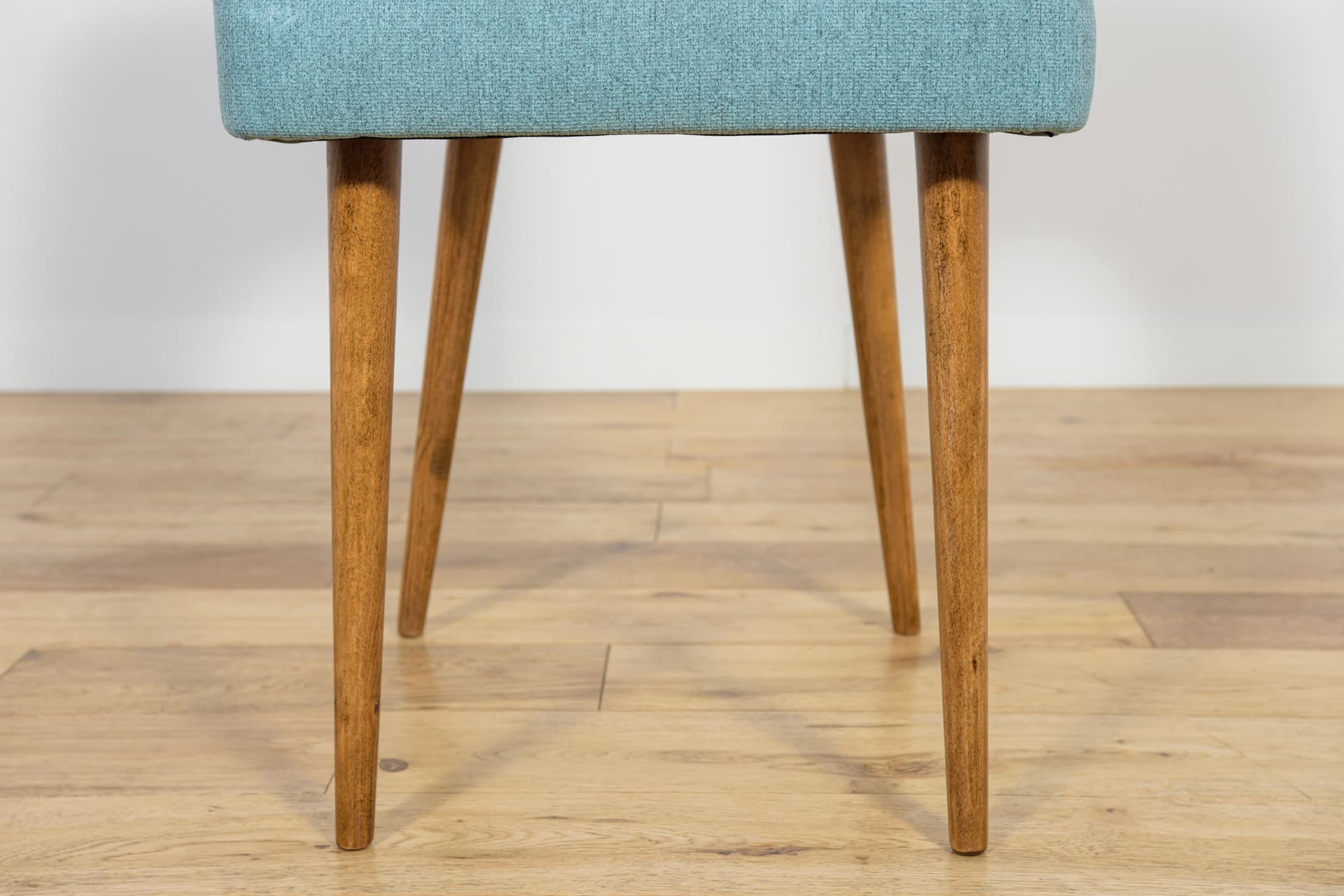 Komplet sześciu krzeseł Muszelka, drewno orzech, tkanina niebieska, Polska, lata 60. - 196578