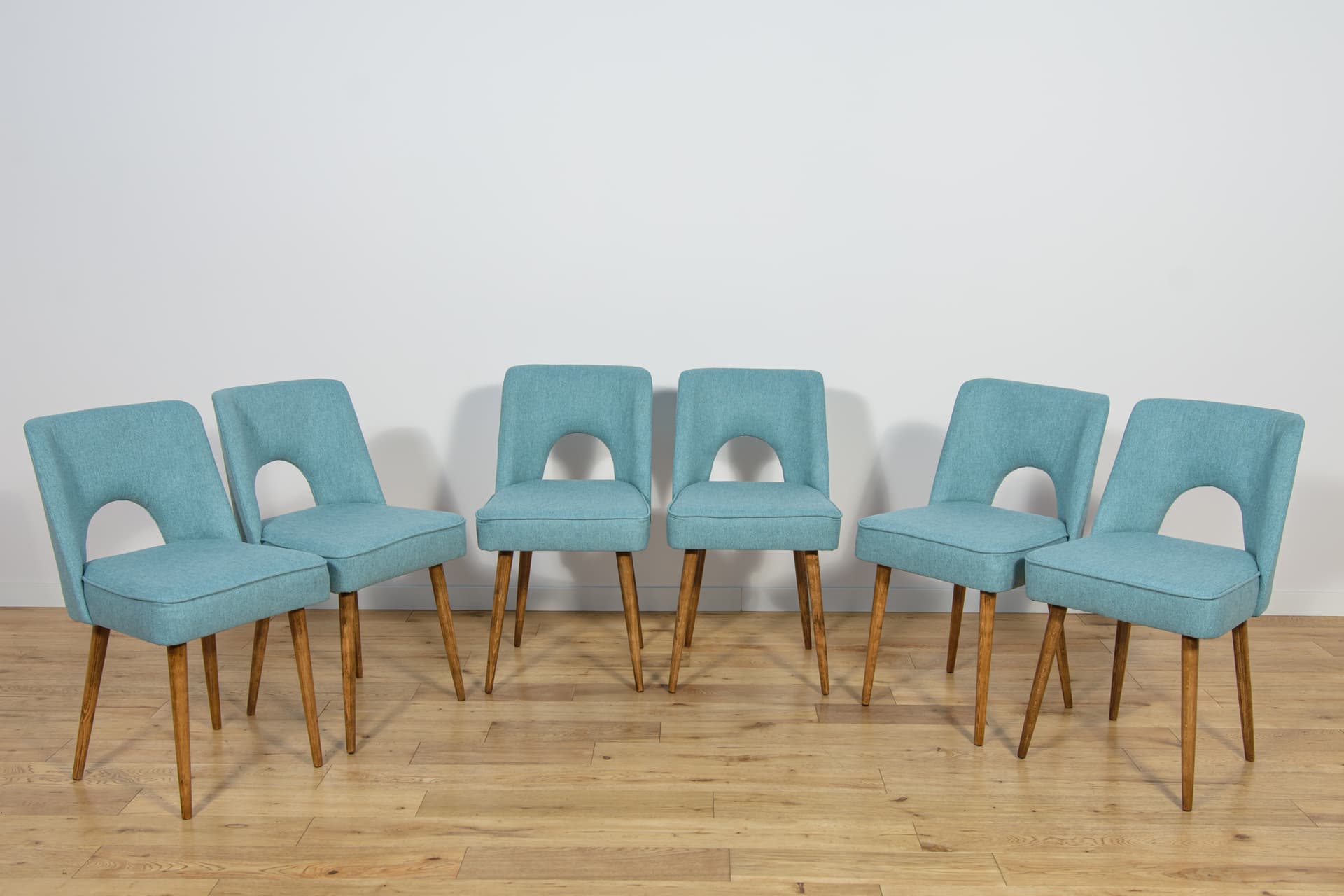 Komplet sześciu krzeseł Muszelka, drewno orzech, tkanina niebieska, Polska, lata 60. - 196565