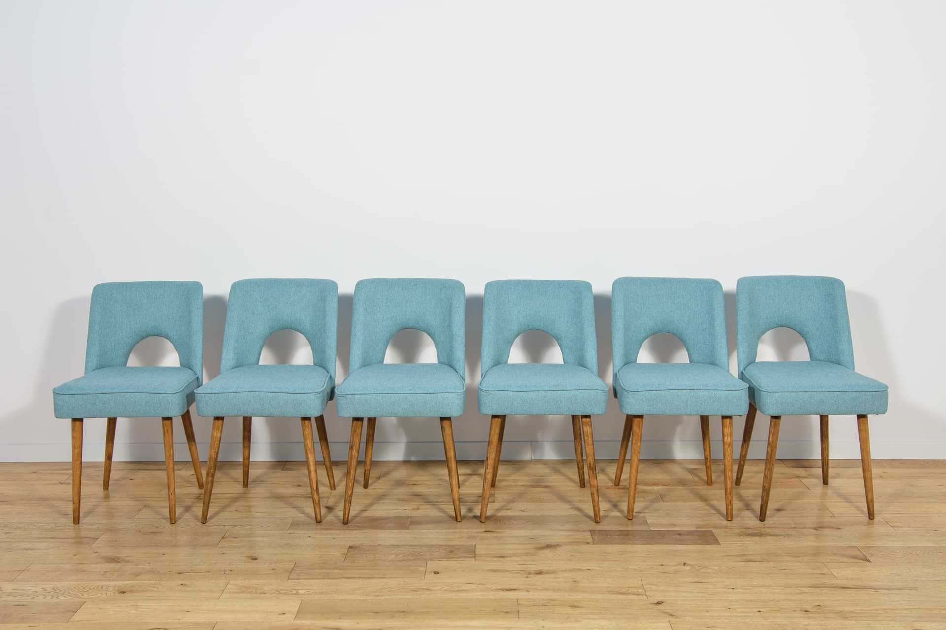 Komplet sześciu krzeseł Muszelka, drewno orzech, tkanina niebieska, Polska, lata 60. - 196566