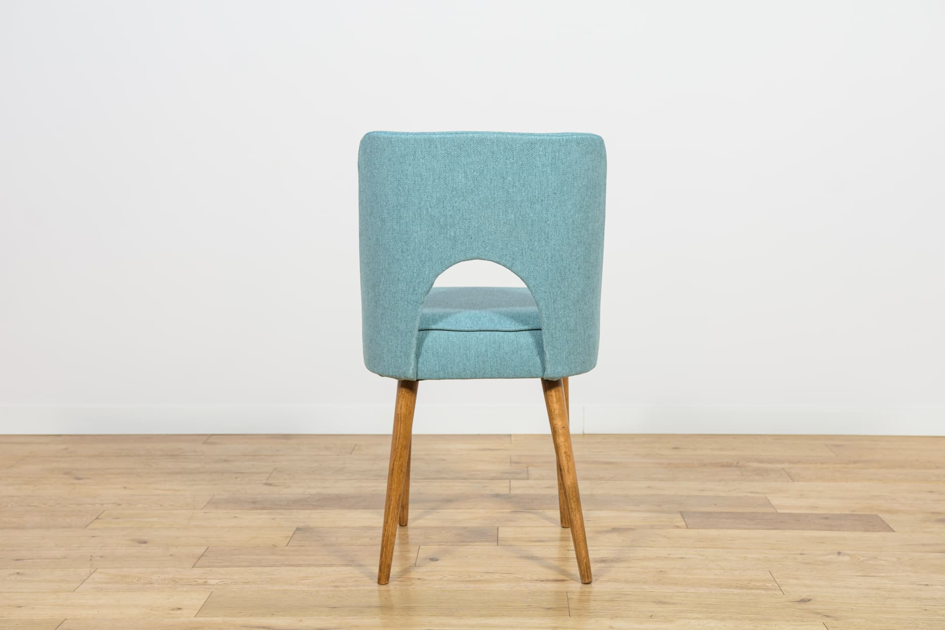 Komplet sześciu krzeseł Muszelka, drewno orzech, tkanina niebieska, Polska, lata 60. - 196574