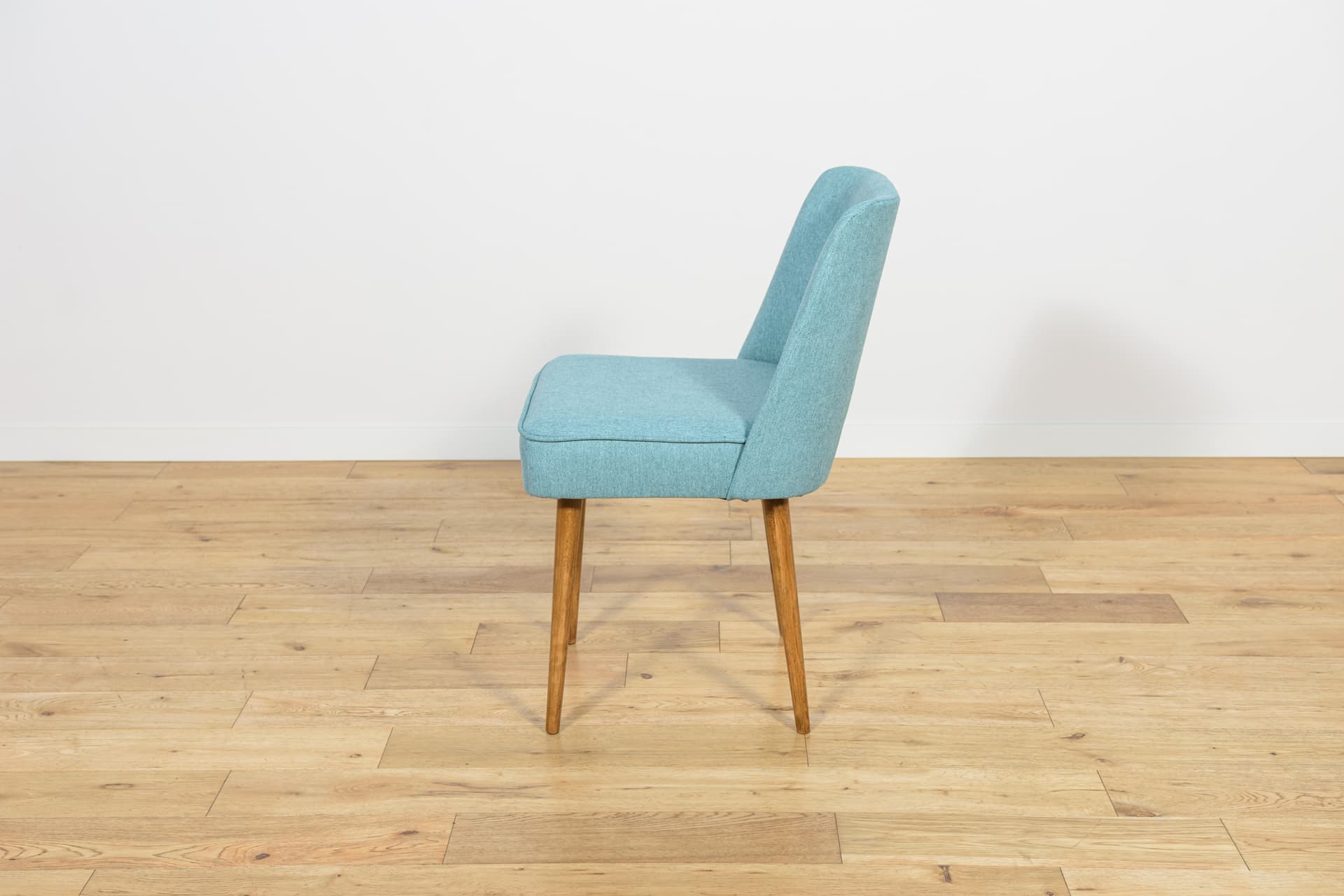 Komplet sześciu krzeseł Muszelka, drewno orzech, tkanina niebieska, Polska, lata 60. - 196572