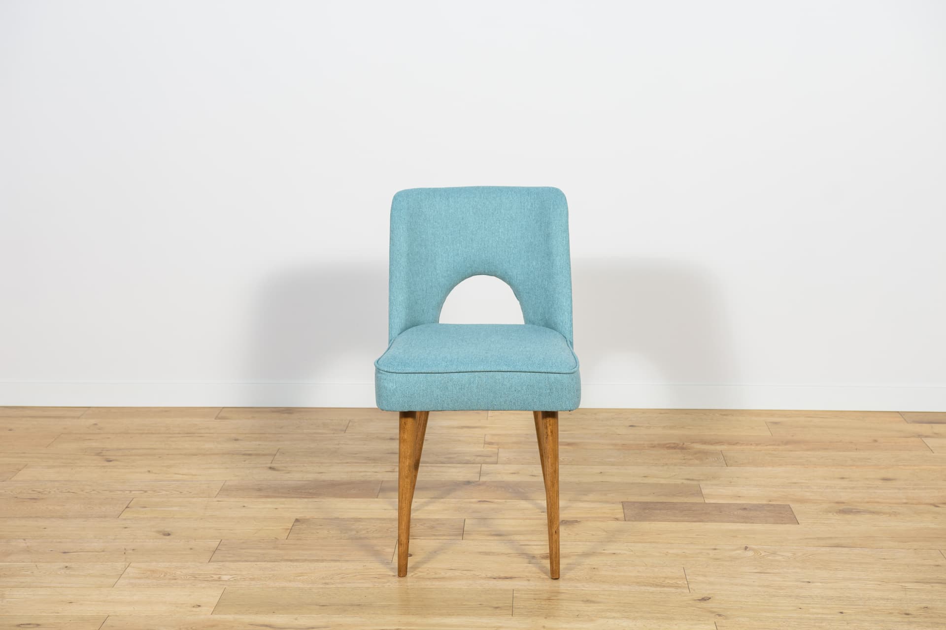 Komplet sześciu krzeseł Muszelka, drewno orzech, tkanina niebieska, Polska, lata 60. - 196569