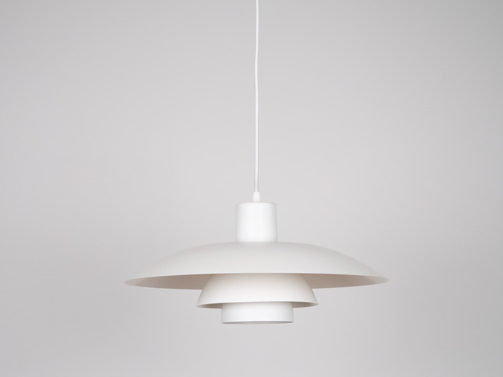 Lampa wisząca PH 4/3, biały, aluminium, proj. P. Henningsen, Louis Poulsen, Dania, lata 90. - 196675