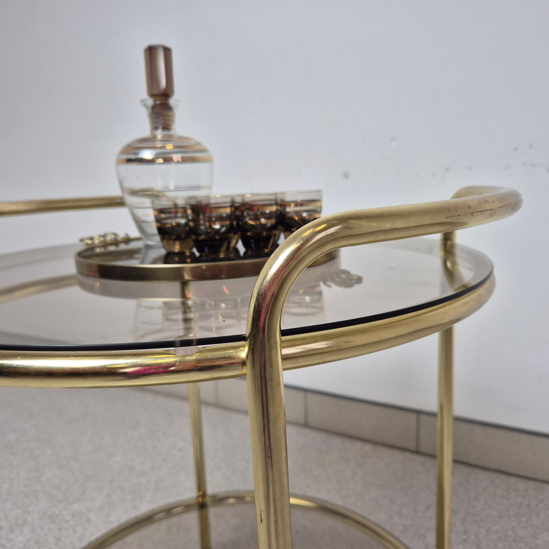 Bar cart Hollywood Regency, golden brass, smoked glass, Germany, 1980s. - 196795