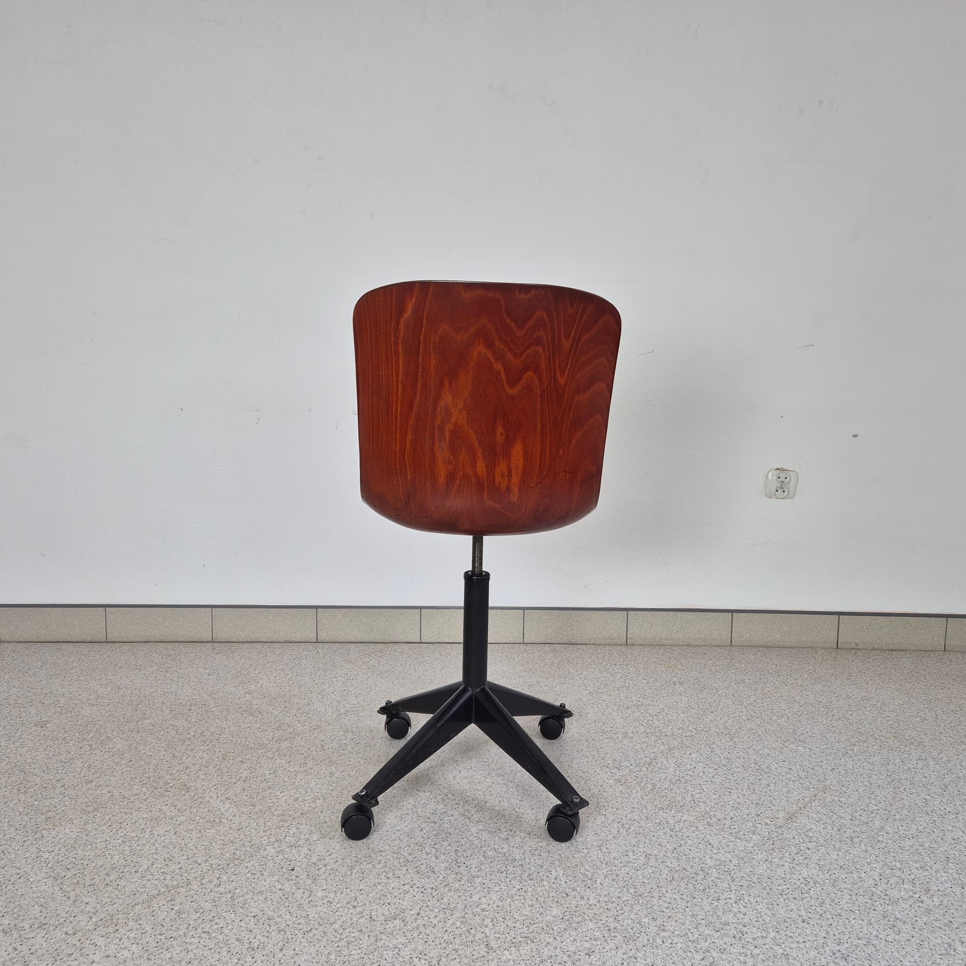 Krzesło biurowe, ciemnobrązowa sklejka, stal czarna, proj. E. Flötotto, Niemcy, lata 60. - 197031