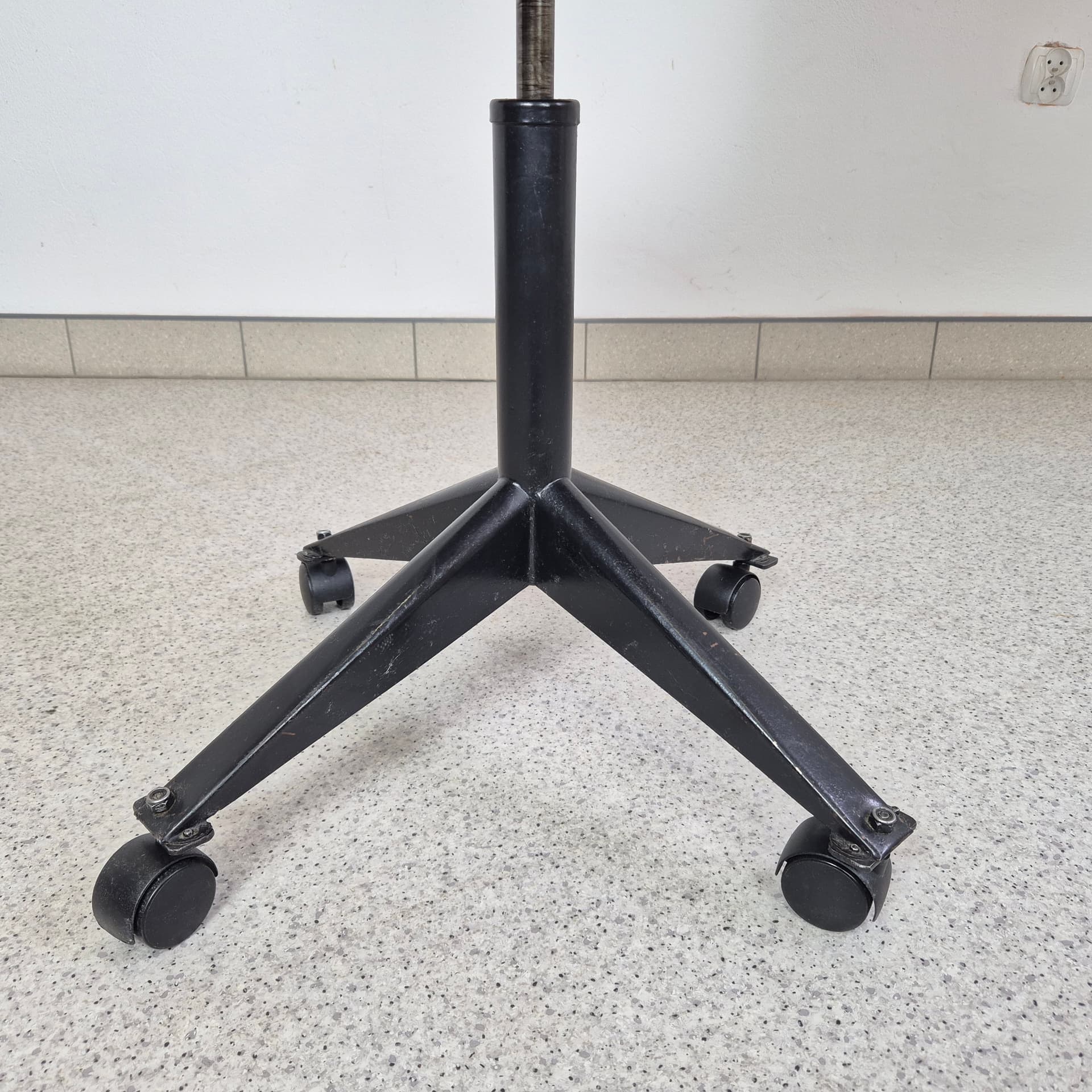 Krzesło biurowe, ciemnobrązowa sklejka, stal czarna, proj. E. Flötotto, Niemcy, lata 60. - 197035