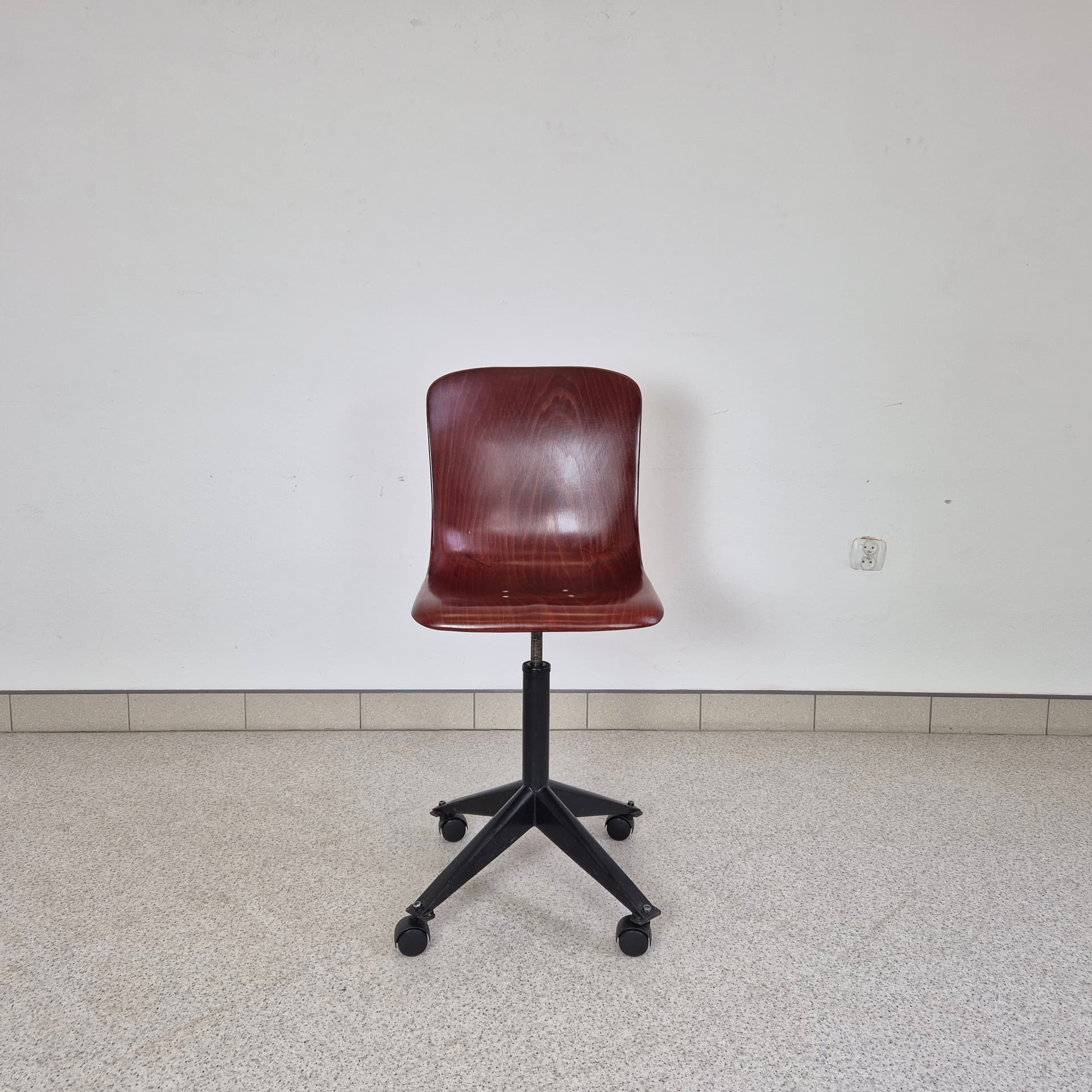 Krzesło biurowe, ciemnobrązowa sklejka, stal czarna, proj. E. Flötotto, Niemcy, lata 60. - 197027