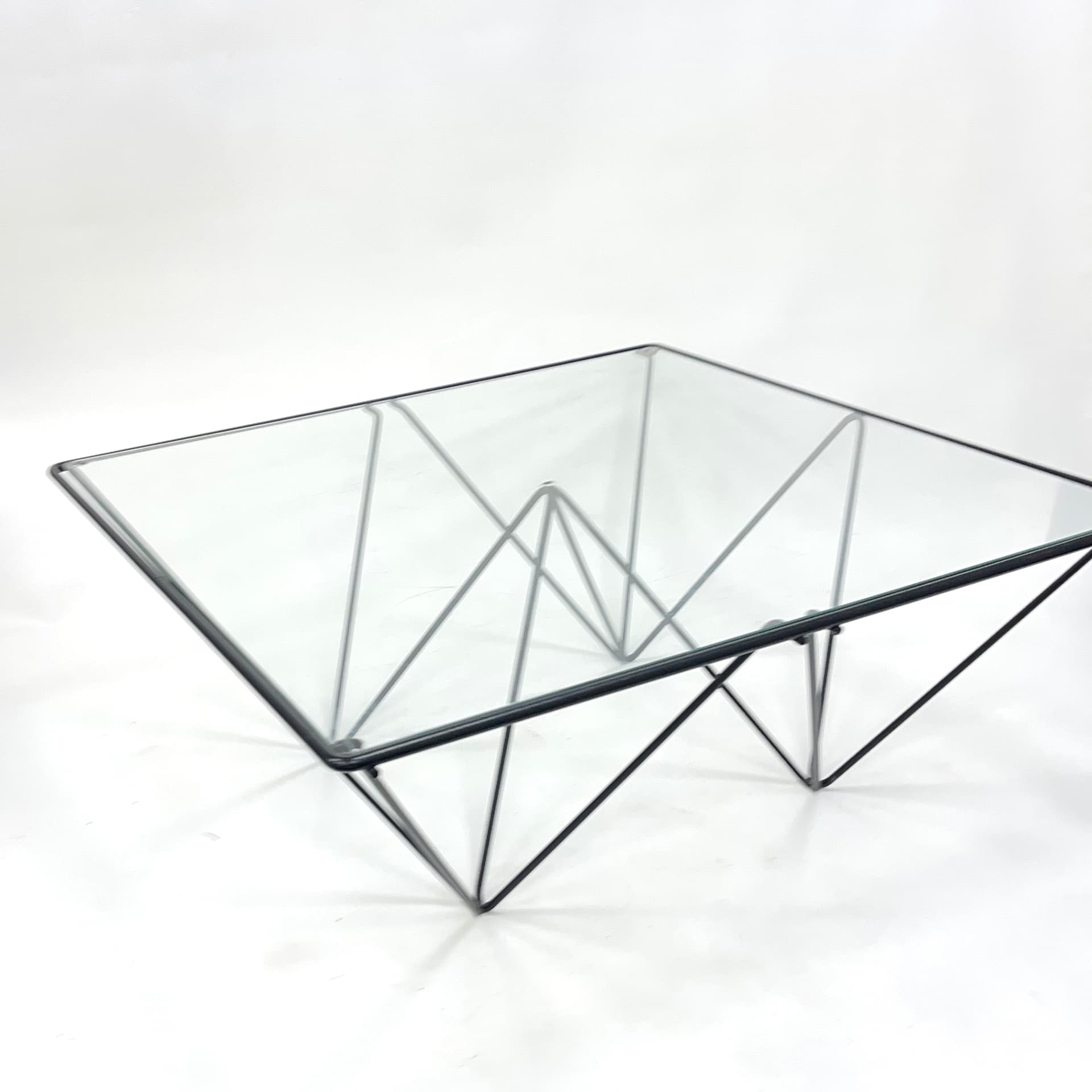 Stolik kawowy Alanda, metal czarny, szkło przezroczyste, proj. P. Piva, Włochy, lata 80. - 197452