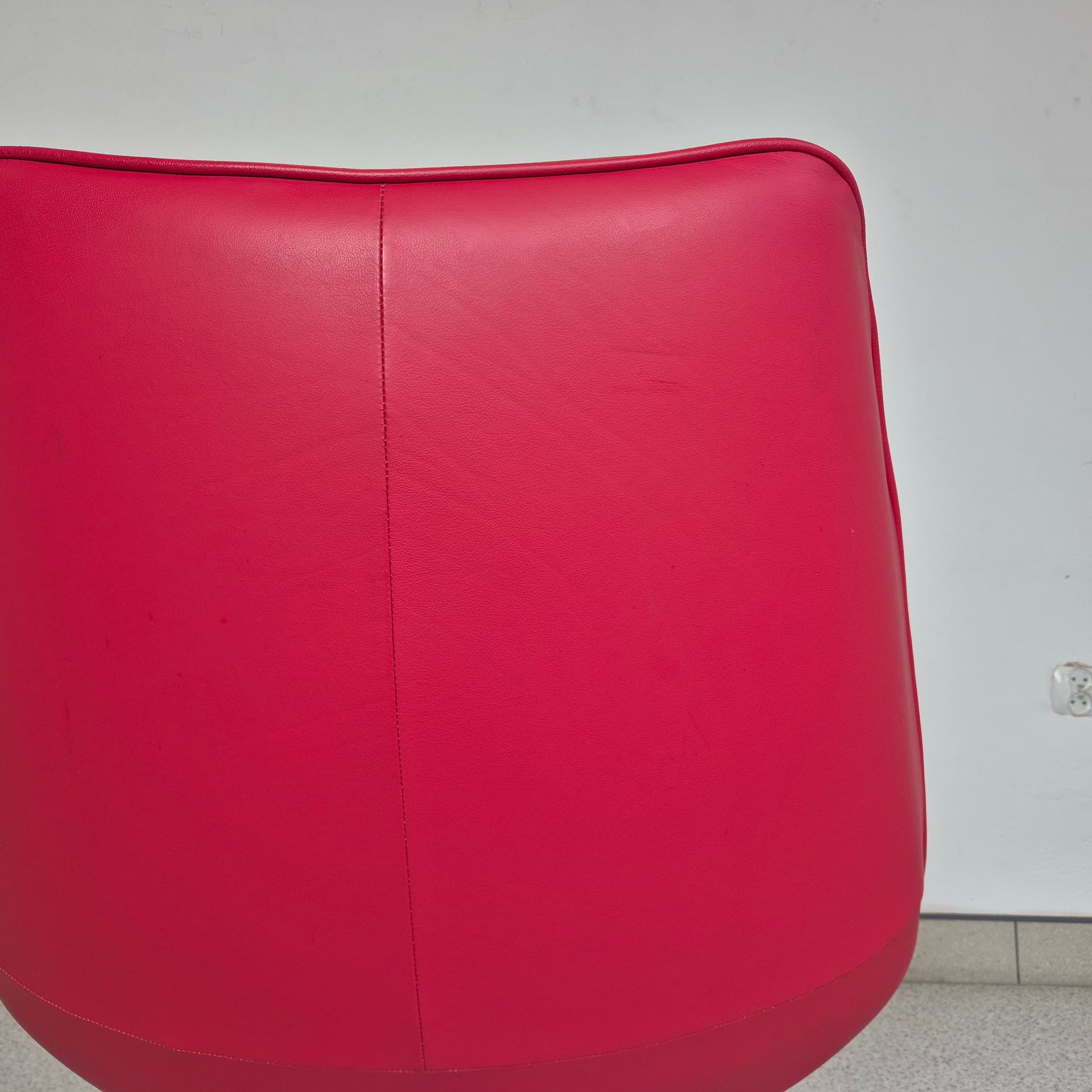 Fotel Breen, skóra czerwona, chrom, proj. S. Hindenes, F. Myhr, Hjellegjerde, Norwegia, XXI w. - 197795