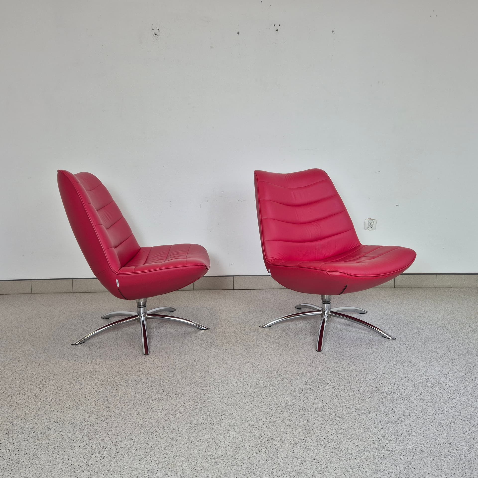 Fotel Breen, skóra czerwona, chrom, proj. S. Hindenes, F. Myhr, Hjellegjerde, Norwegia, XXI w. - 197791