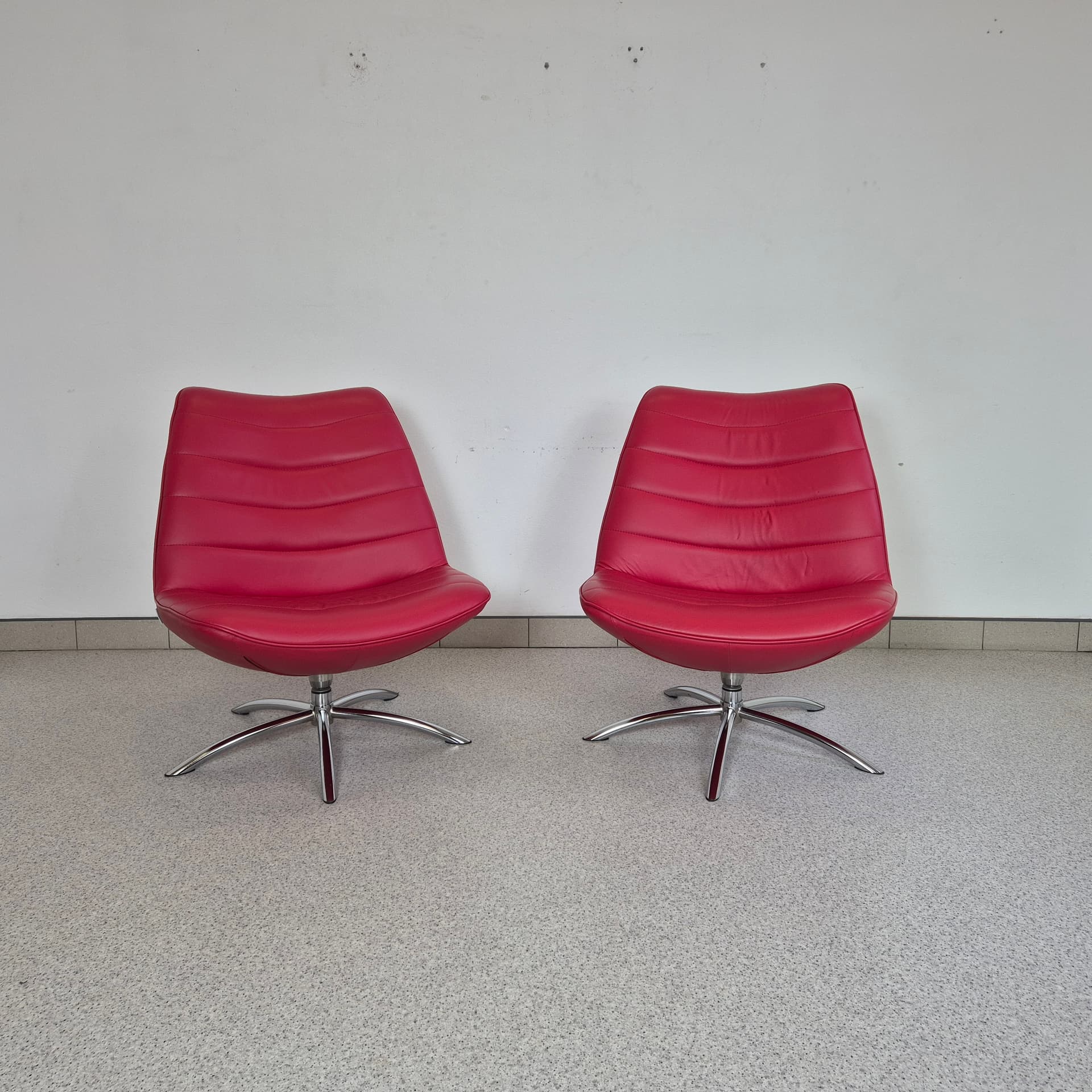 Fotel Breen, skóra czerwona, chrom, proj. S. Hindenes, F. Myhr, Hjellegjerde, Norwegia, XXI w. - 197792