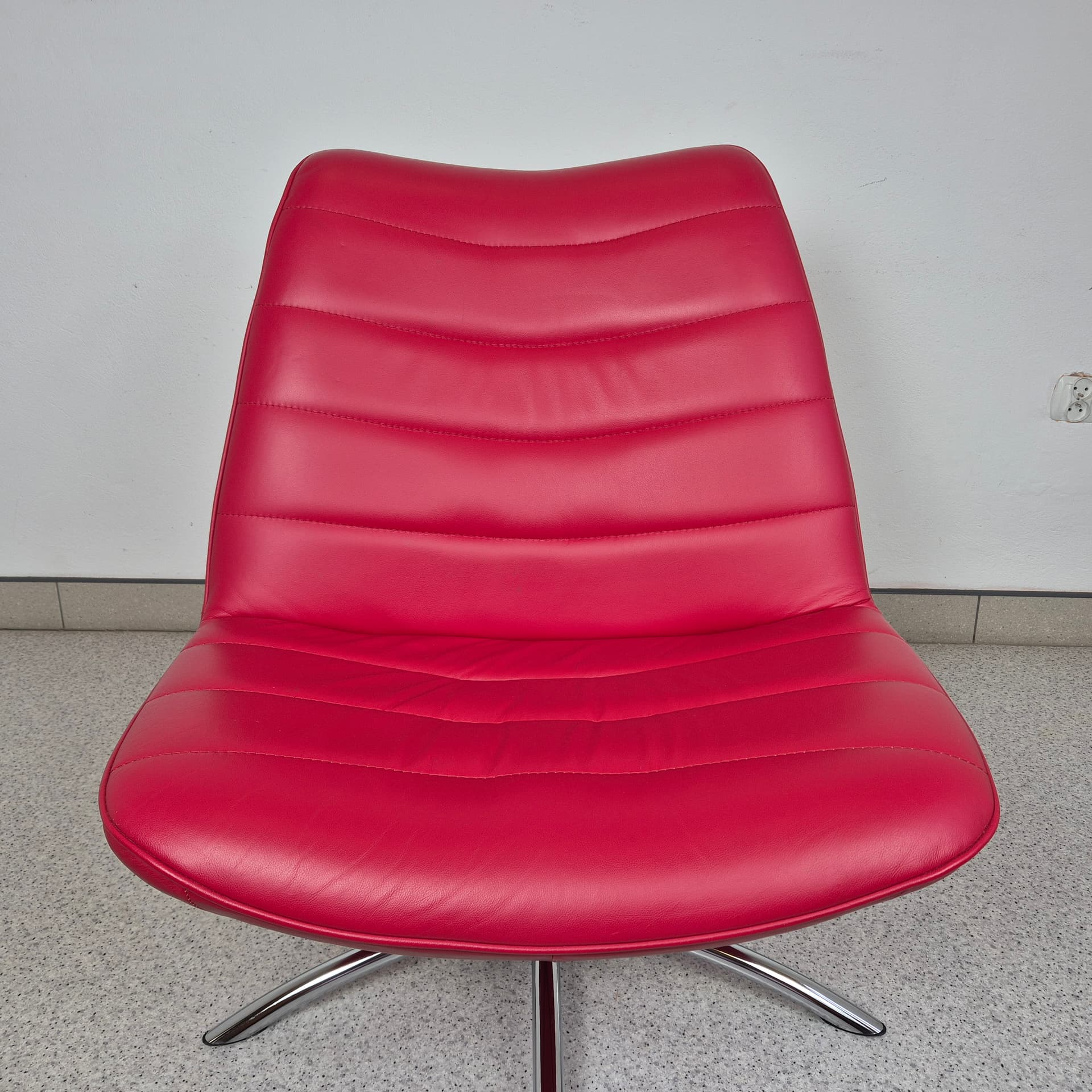 Fotel Breen, skóra czerwona, chrom, proj. S. Hindenes, F. Myhr, Hjellegjerde, Norwegia, XXI w. - 197797