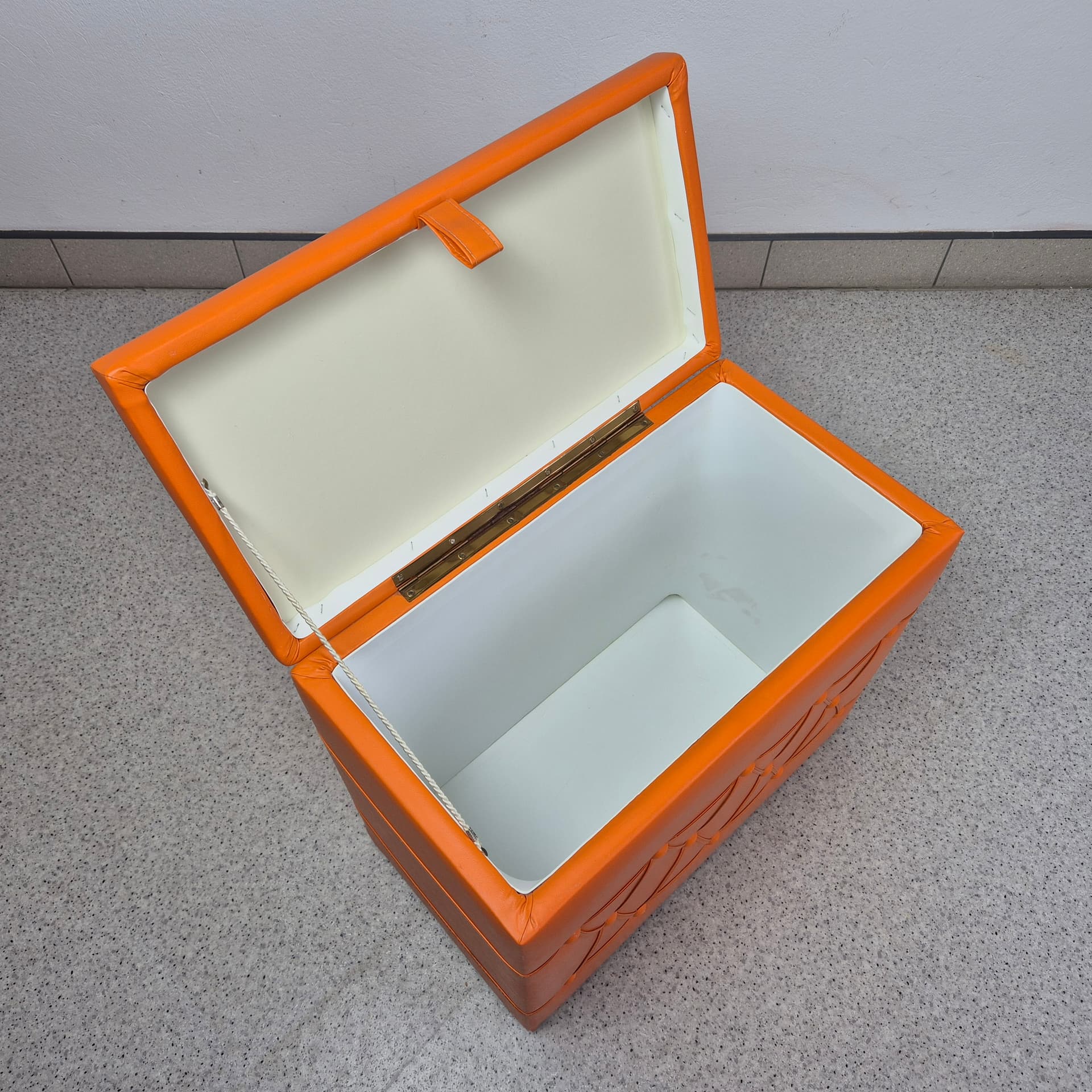 Kuferek, pomarańczowy winyl, Niemcy, lata 70. - 197885