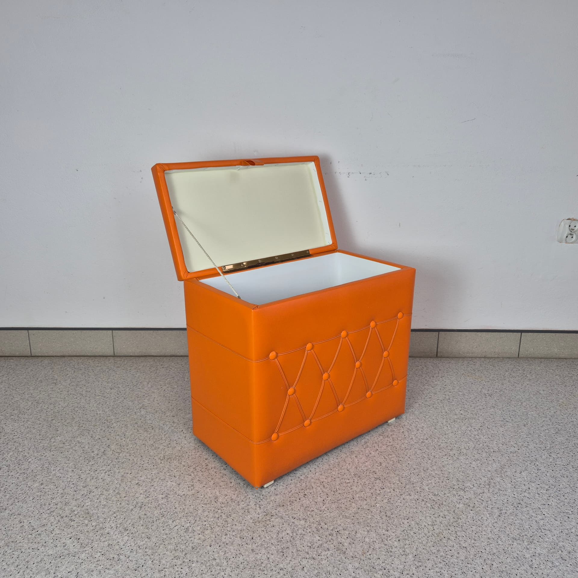 Kuferek, pomarańczowy winyl, Niemcy, lata 70. - 197883