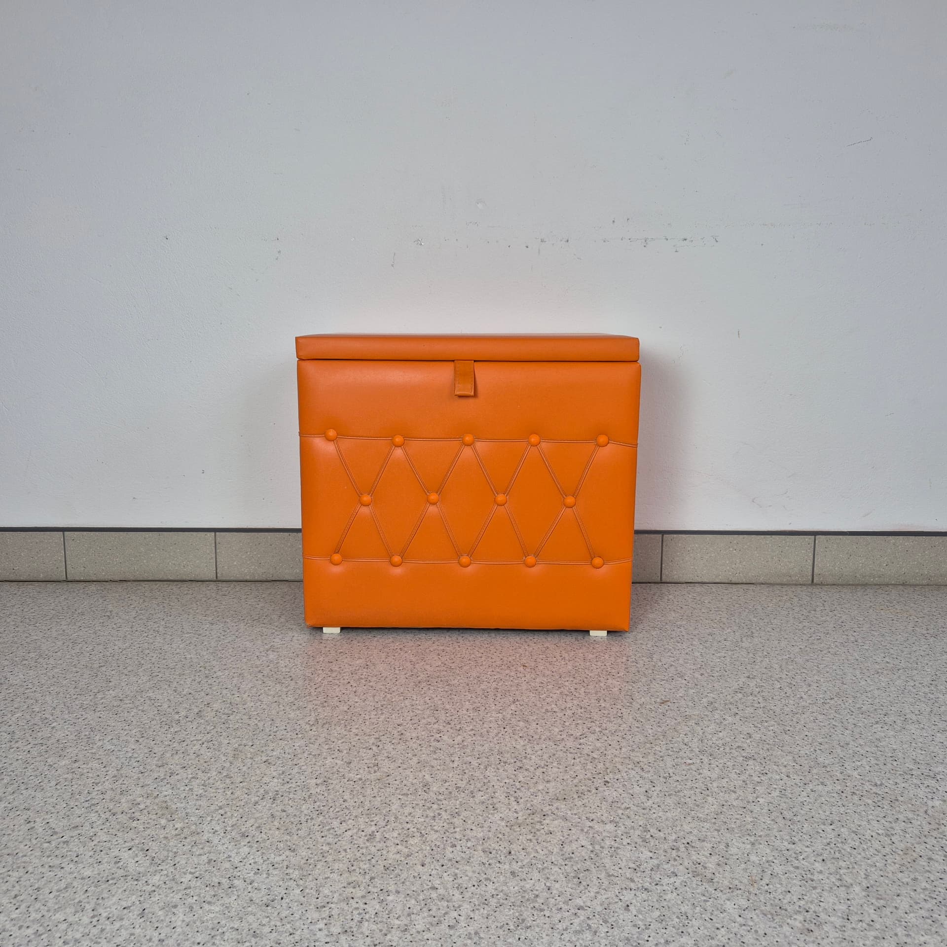 Kuferek, pomarańczowy winyl, Niemcy, lata 70. - 197881