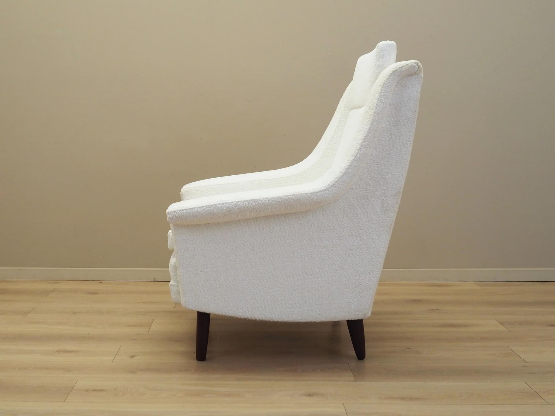 Fotel, tkanina biała, drewno brązowy, Dania, lata 70. - 13818