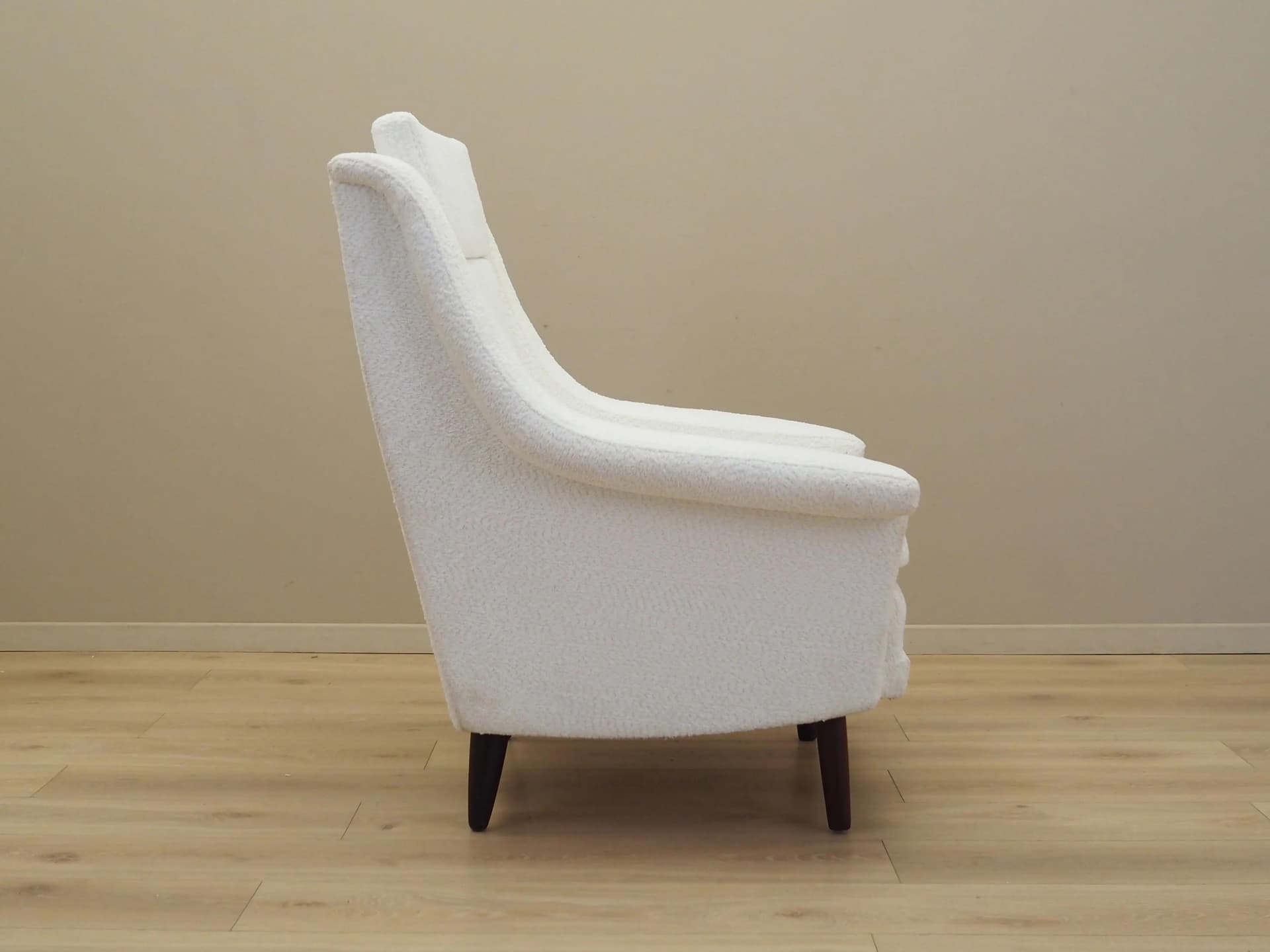 Fotel, tkanina biała, drewno brązowy, Dania, lata 70. - 13822