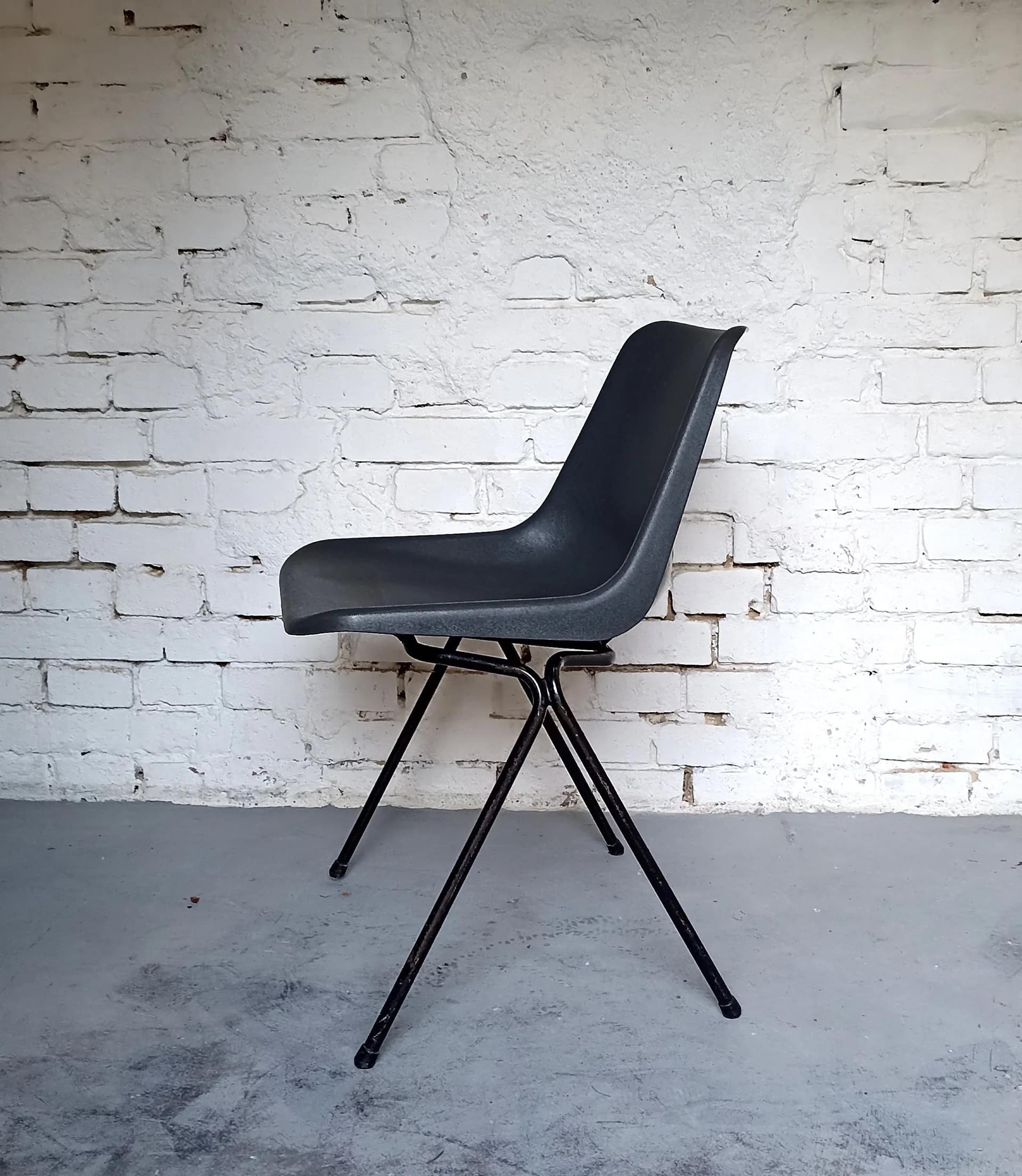 Krzesło Hille, polipropylen czarny, metal czarny, proj. R. Day, Wielka Brytania, lata 60. - 13857