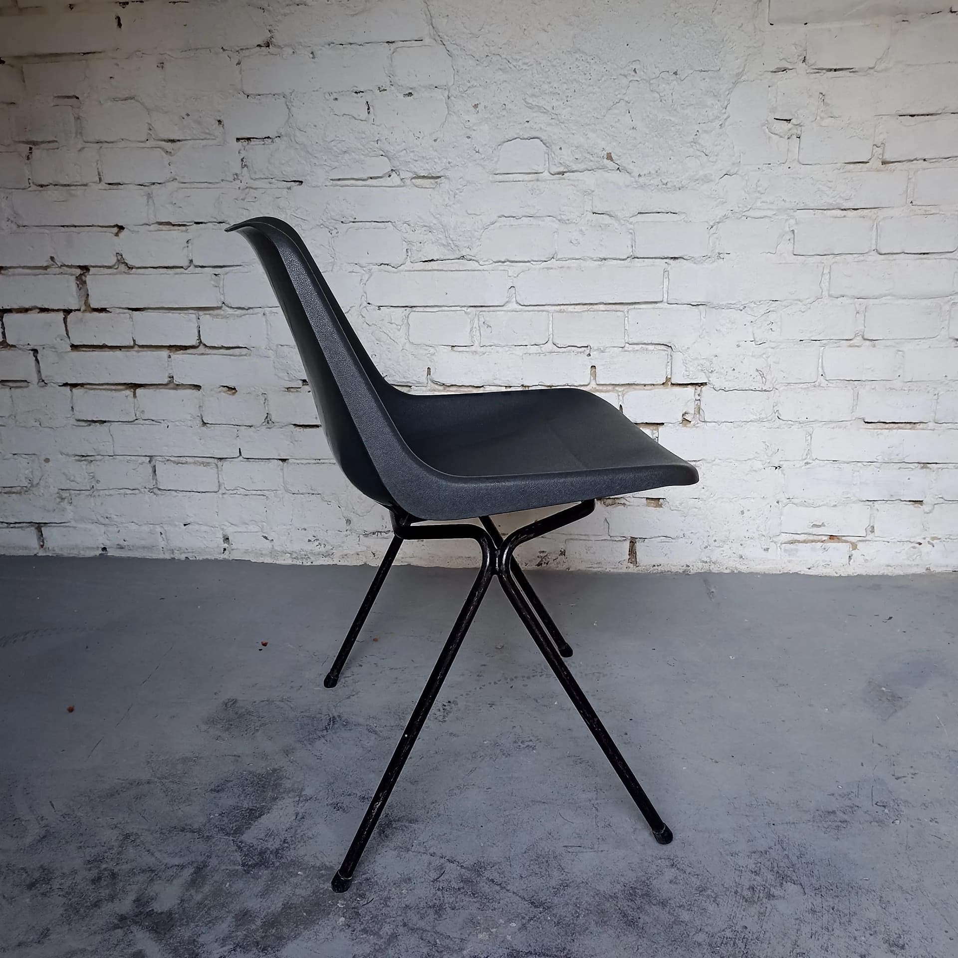 Krzesło Hille, polipropylen czarny, metal czarny, proj. R. Day, Wielka Brytania, lata 60. - 13860