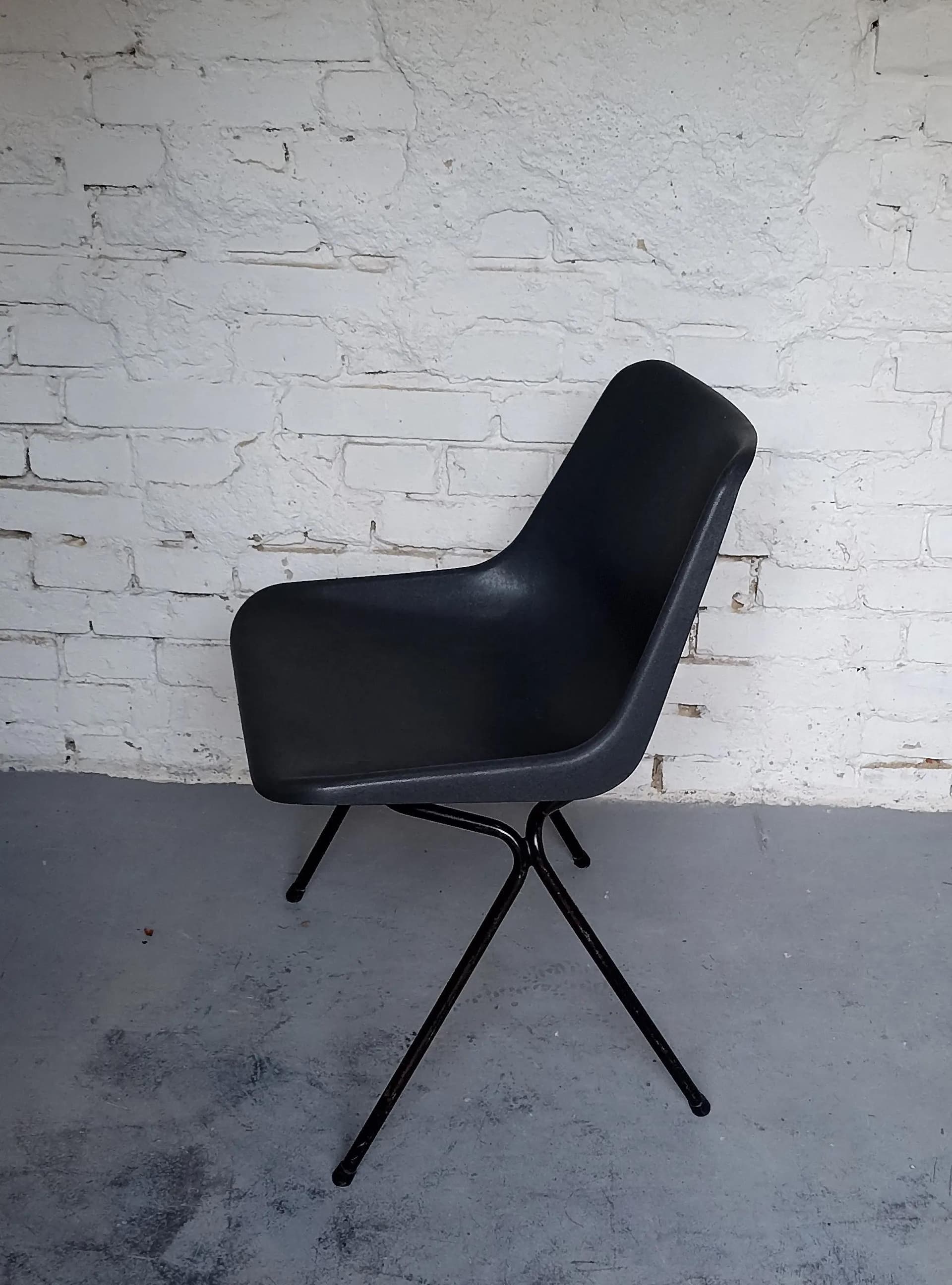 Krzesło Hille, polipropylen czarny, metal czarny, proj. R. Day, Wielka Brytania, lata 60. - 13856