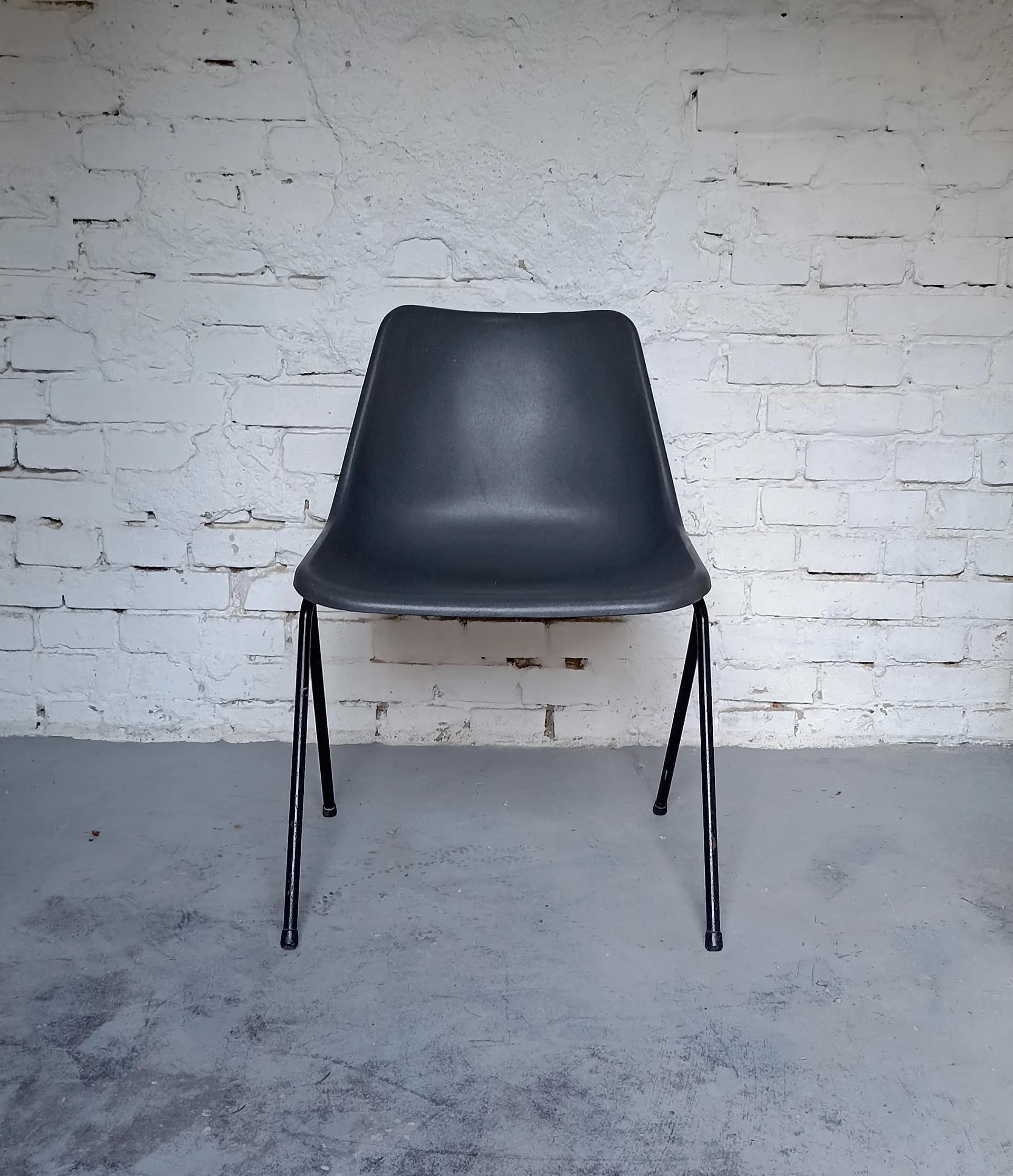Krzesło Hille, polipropylen czarny, metal czarny, proj. R. Day, Wielka Brytania, lata 60. - 13859