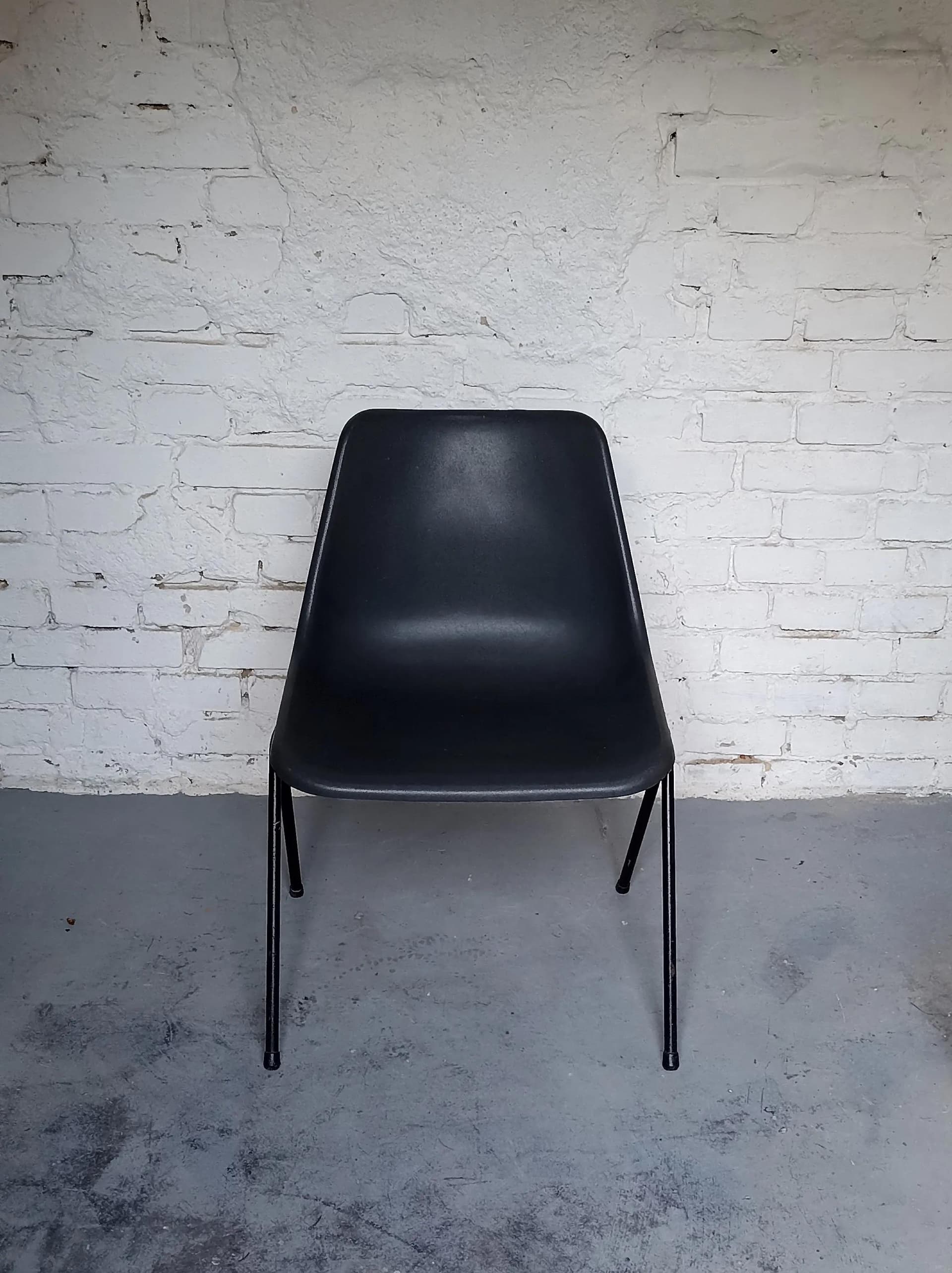 Krzesło Hille, polipropylen czarny, metal czarny, proj. R. Day, Wielka Brytania, lata 60. - 13858
