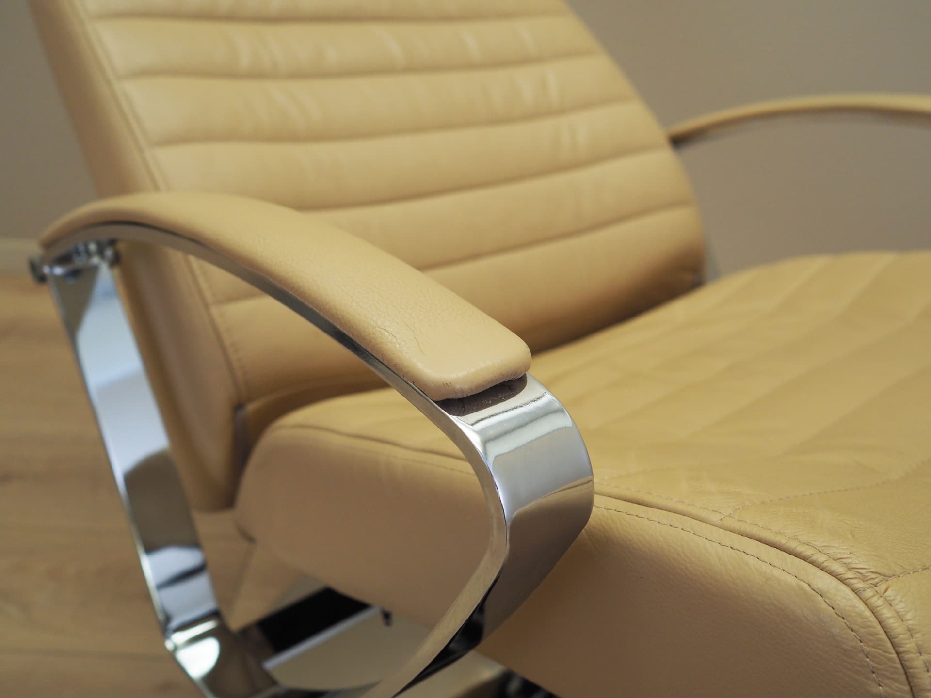 Lounge set armchair with ottoman, beige leather, chromed metal, Denmark, 1970s. - 76481