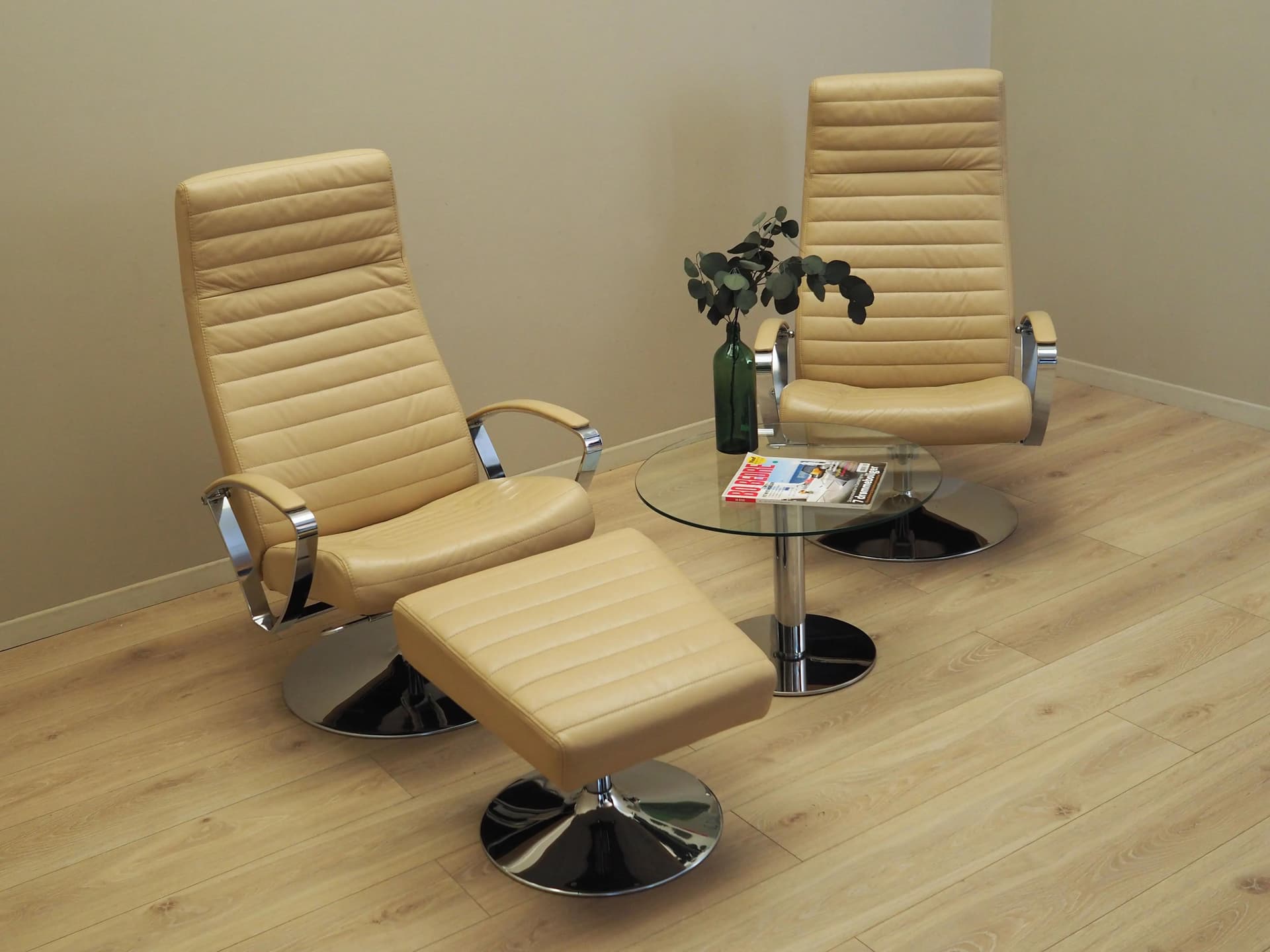 Lounge set armchair with ottoman, beige leather, chromed metal, Denmark, 1970s. - 14340