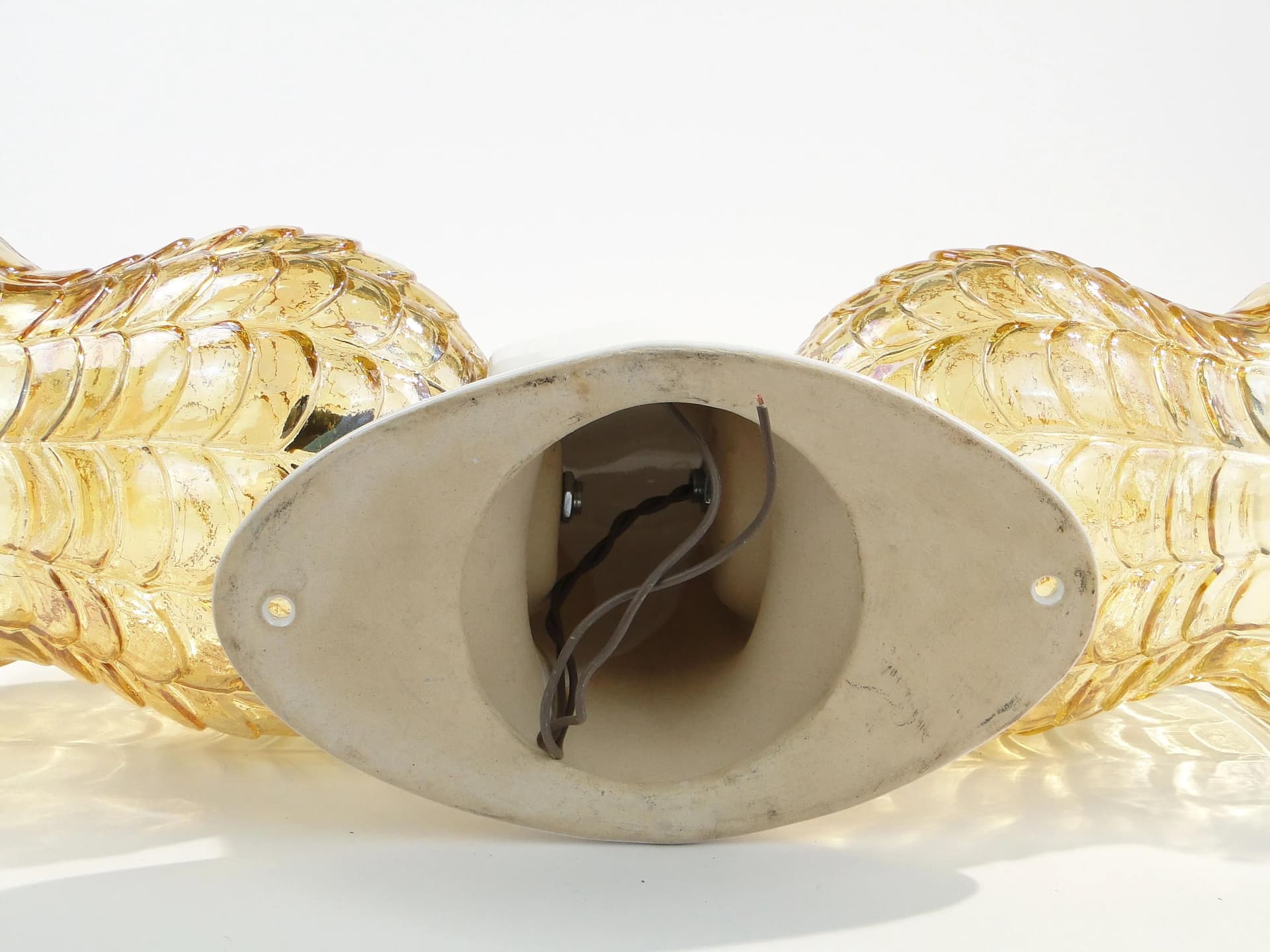 Kinkiet, ceramika ivory white, szkło bursztynowe, proj. K. Łaszkiewicz, Polska, lata 70. - 14174