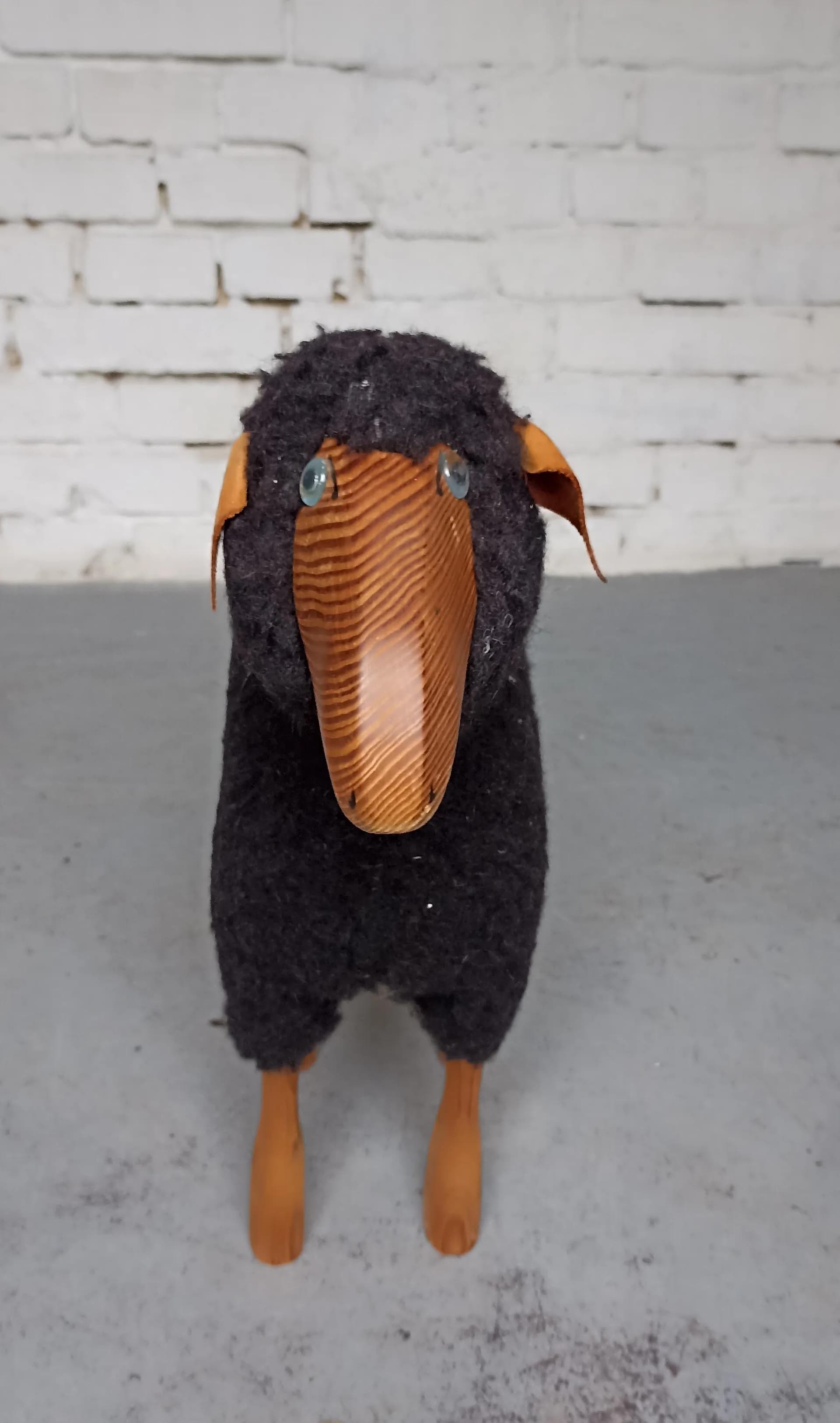 Figurka owca, czarna wełna, drewno brązowe, proj. H. P. Krafft, lata 70. - 14475