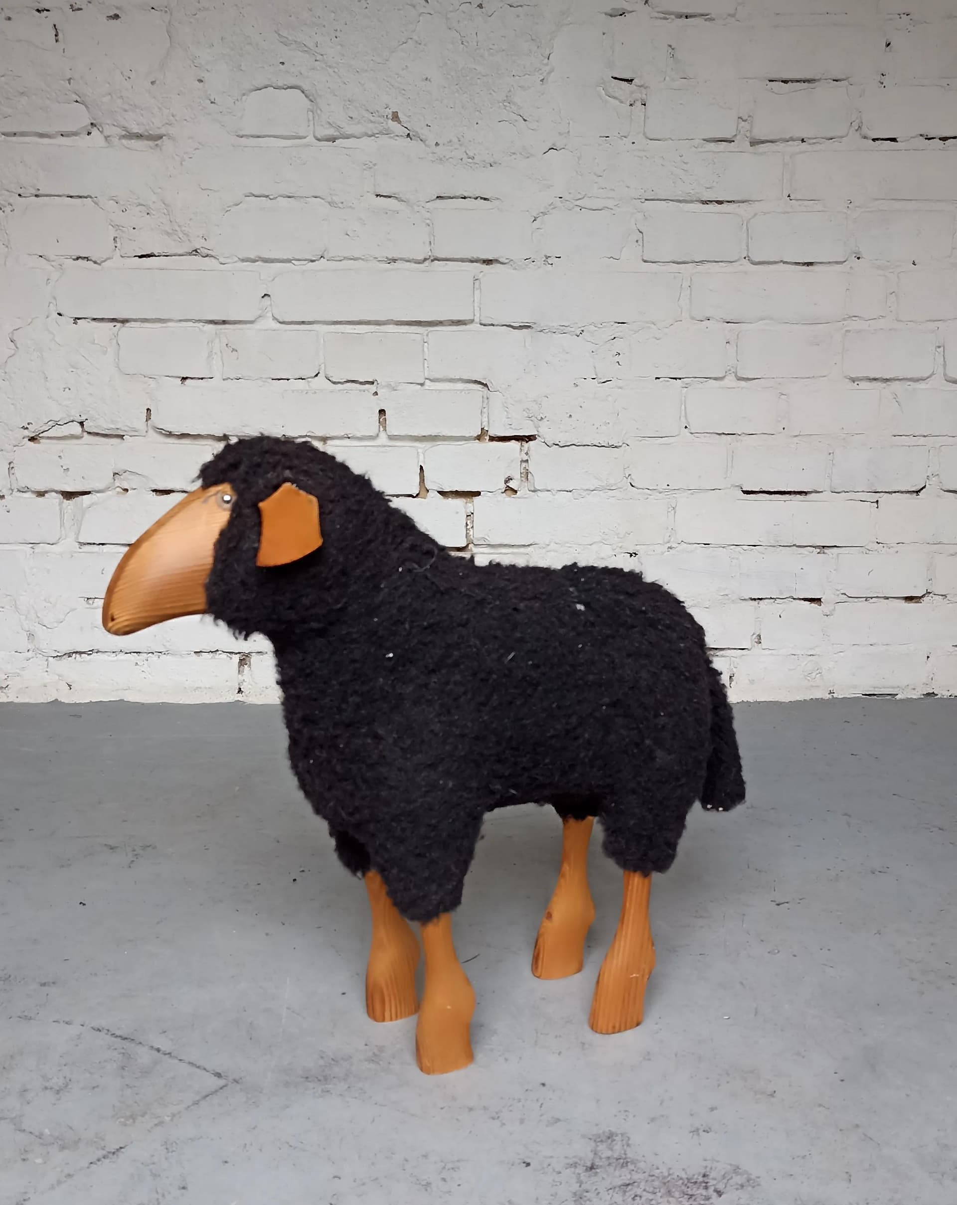 Figurka owca, czarna wełna, drewno brązowe, proj. H. P. Krafft, lata 70. - 14476