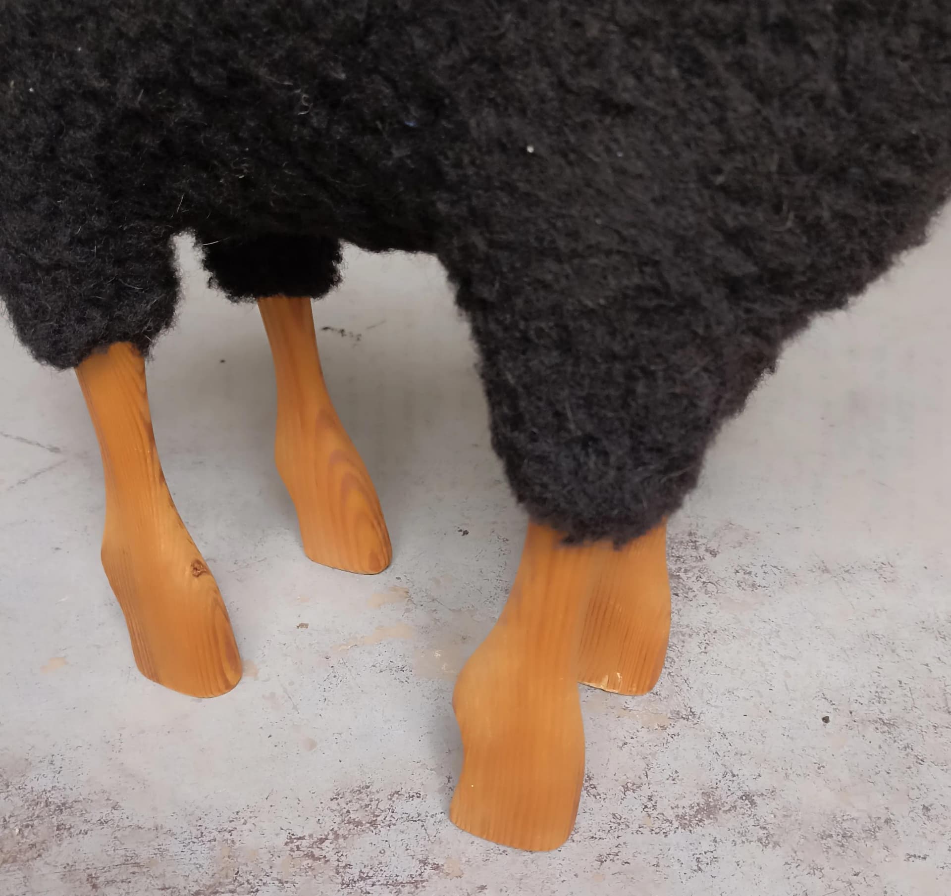 Figurka owca, czarna wełna, drewno brązowe, proj. H. P. Krafft, lata 70. - 14474