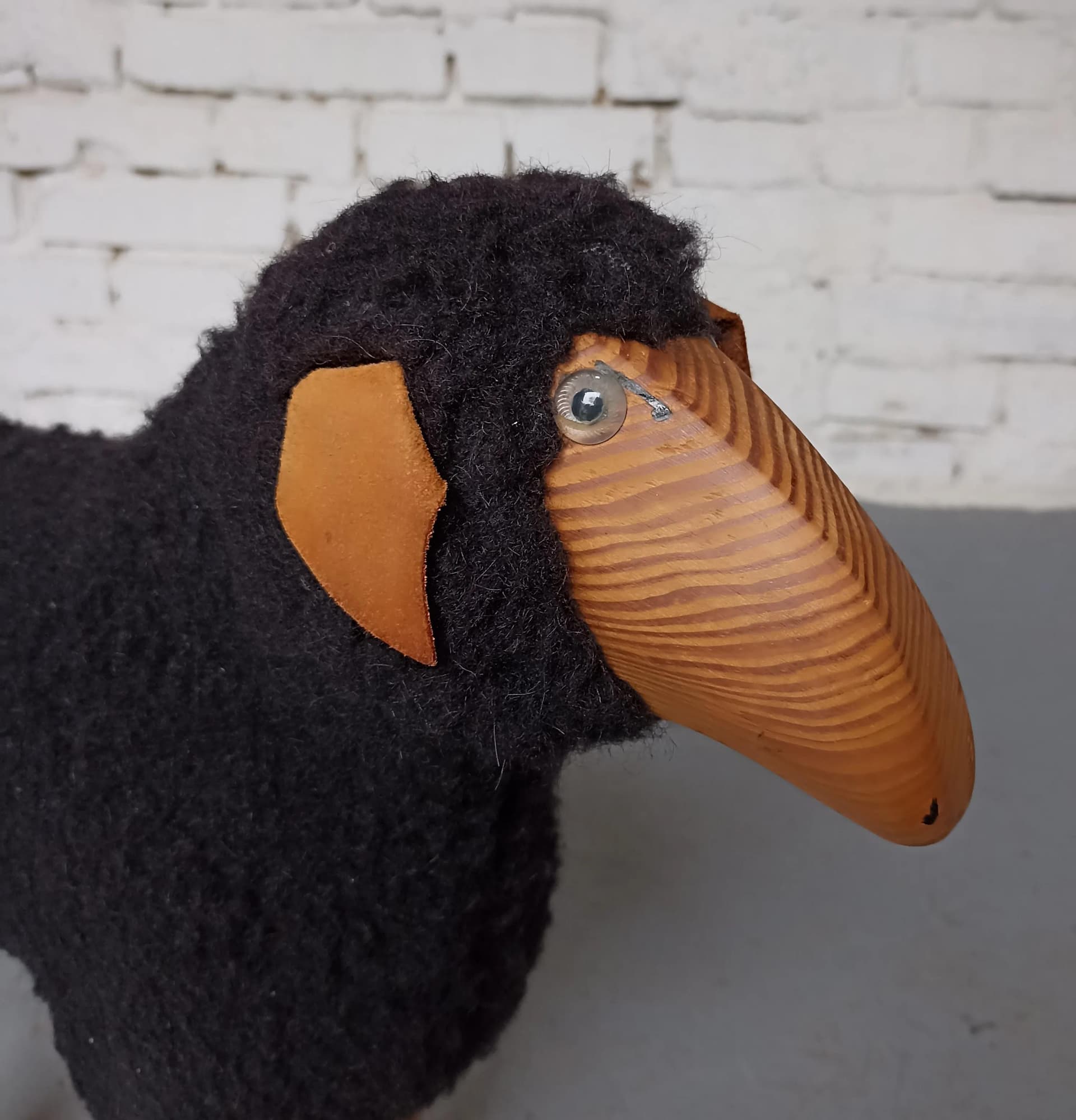 Figurka owca, czarna wełna, drewno brązowe, proj. H. P. Krafft, lata 70. - 14478