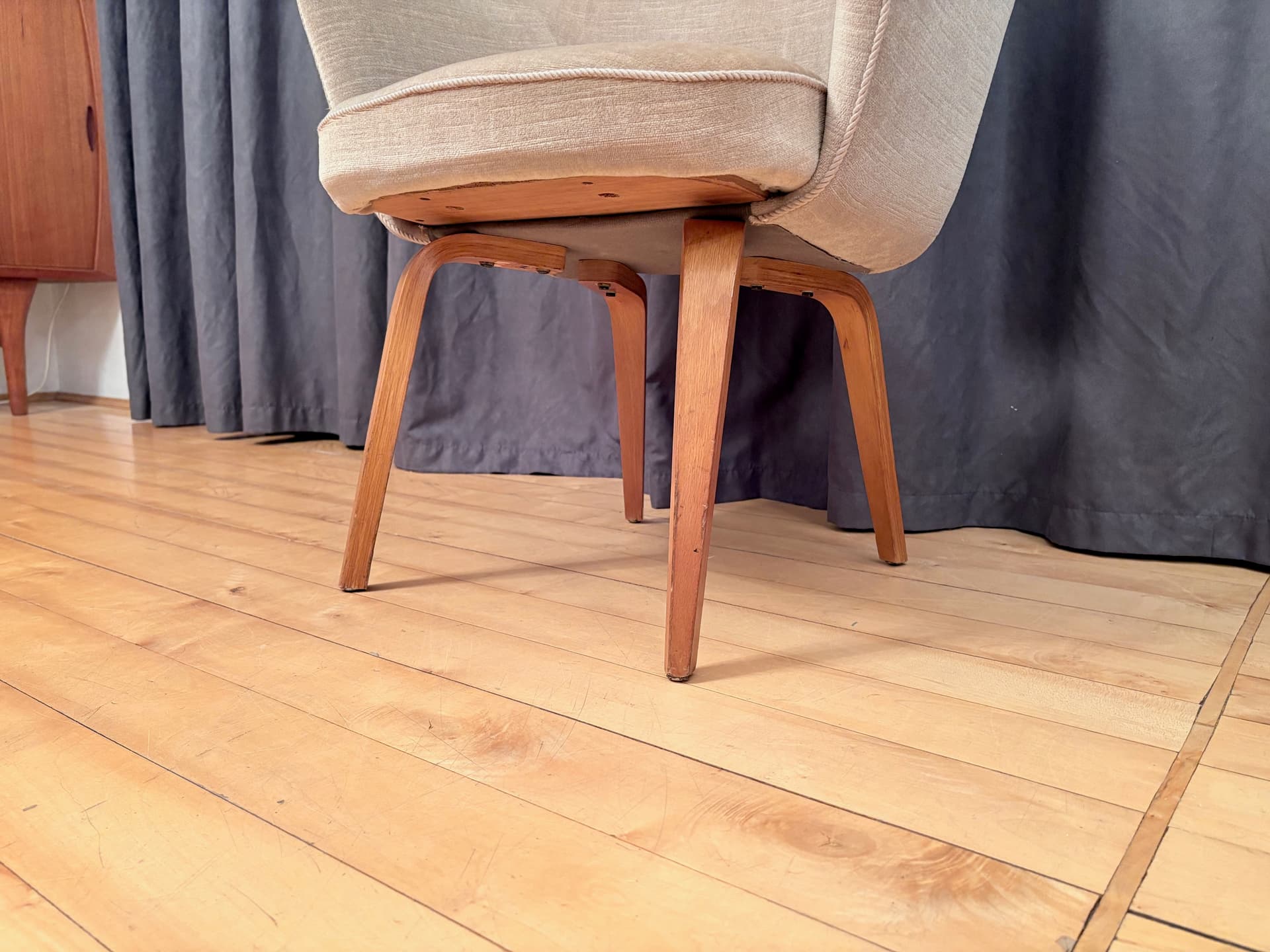 Chair Executive, beige fabric, honey wood, by E. Saarinen, Knoll, USA, 1950s. - 201915