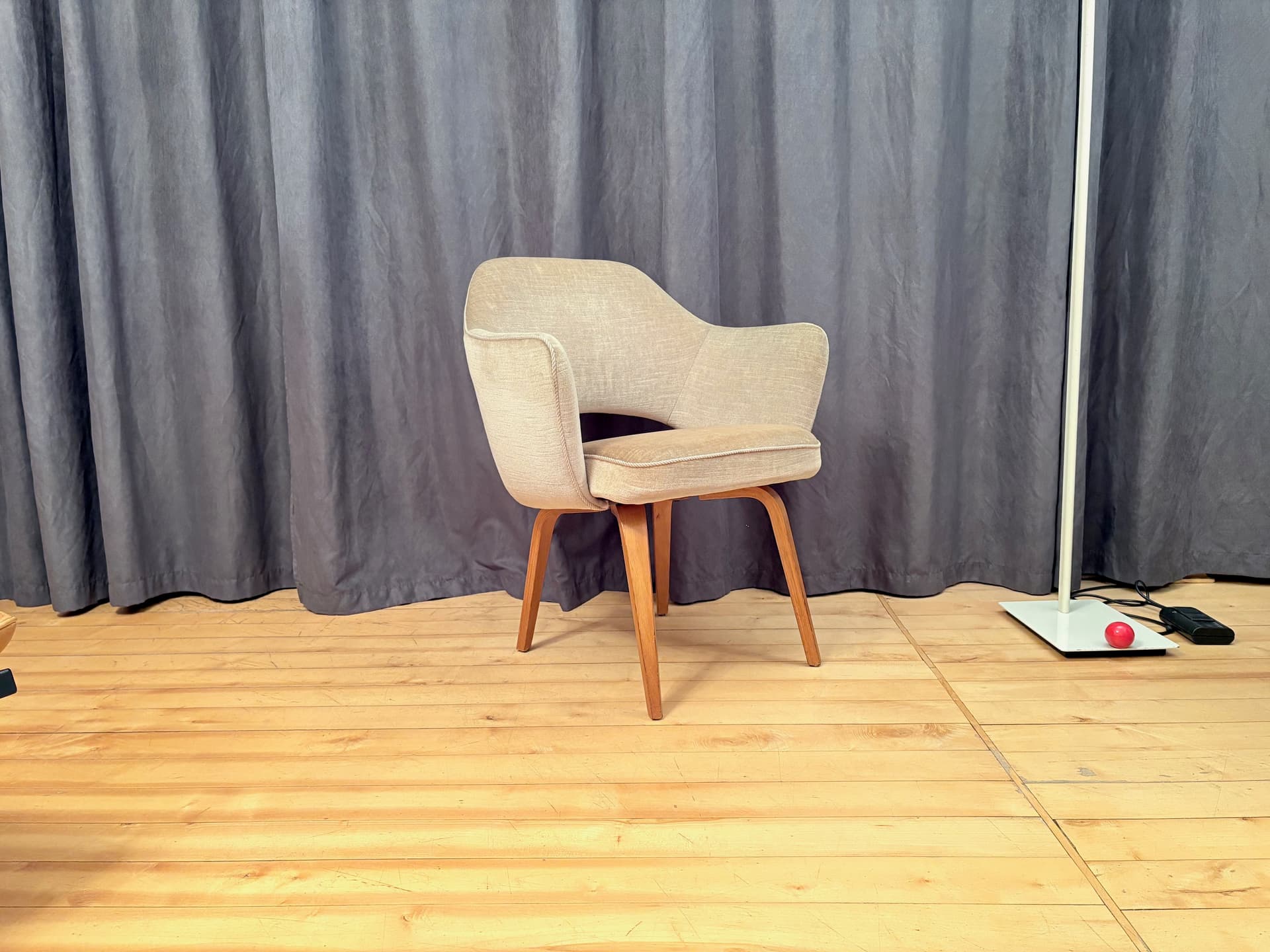Chair Executive, beige fabric, honey wood, by E. Saarinen, Knoll, USA, 1950s. - 201907