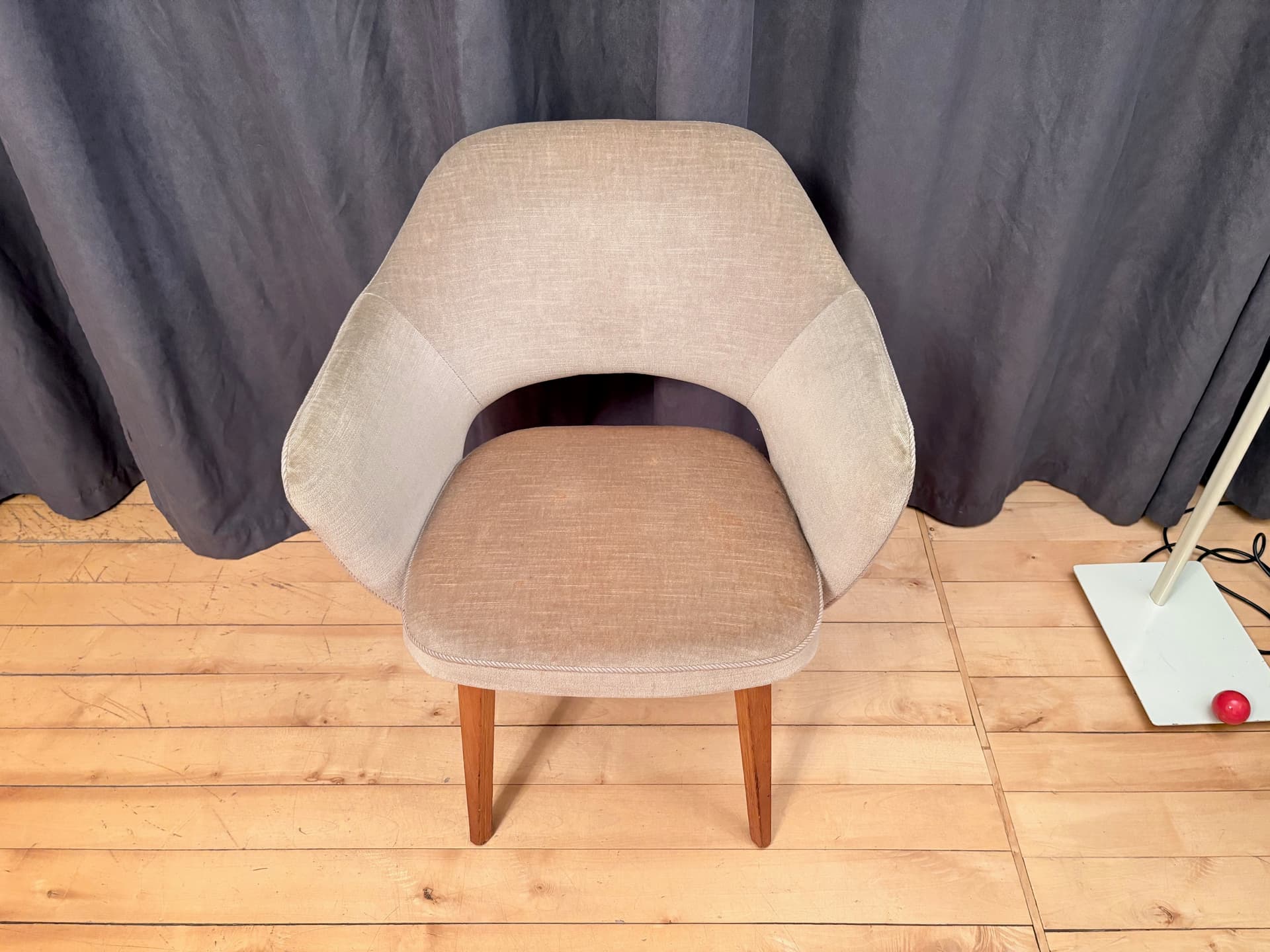 Chair Executive, beige fabric, honey wood, by E. Saarinen, Knoll, USA, 1950s. - 201910