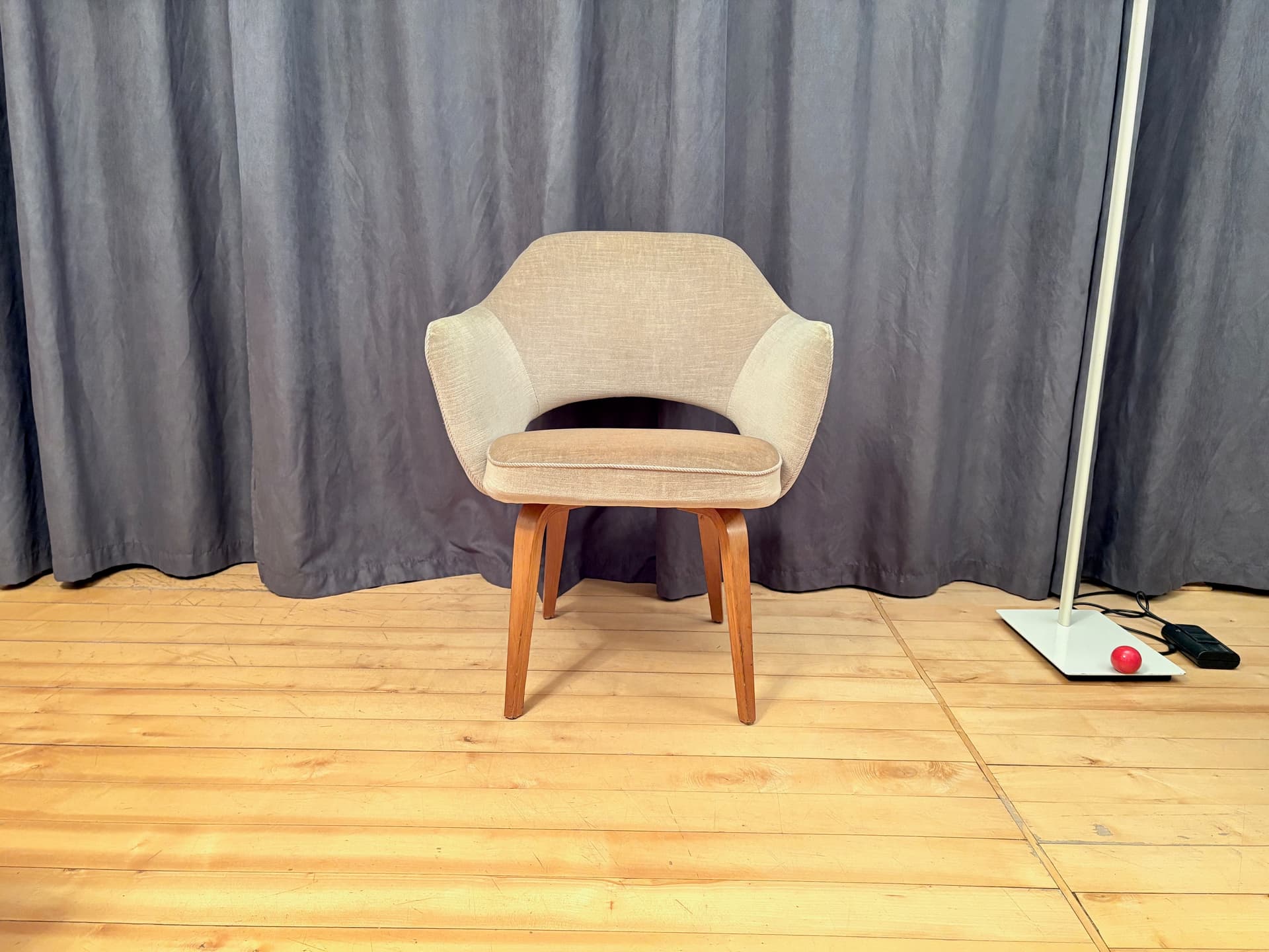Chair Executive, beige fabric, honey wood, by E. Saarinen, Knoll, USA, 1950s. - 201908