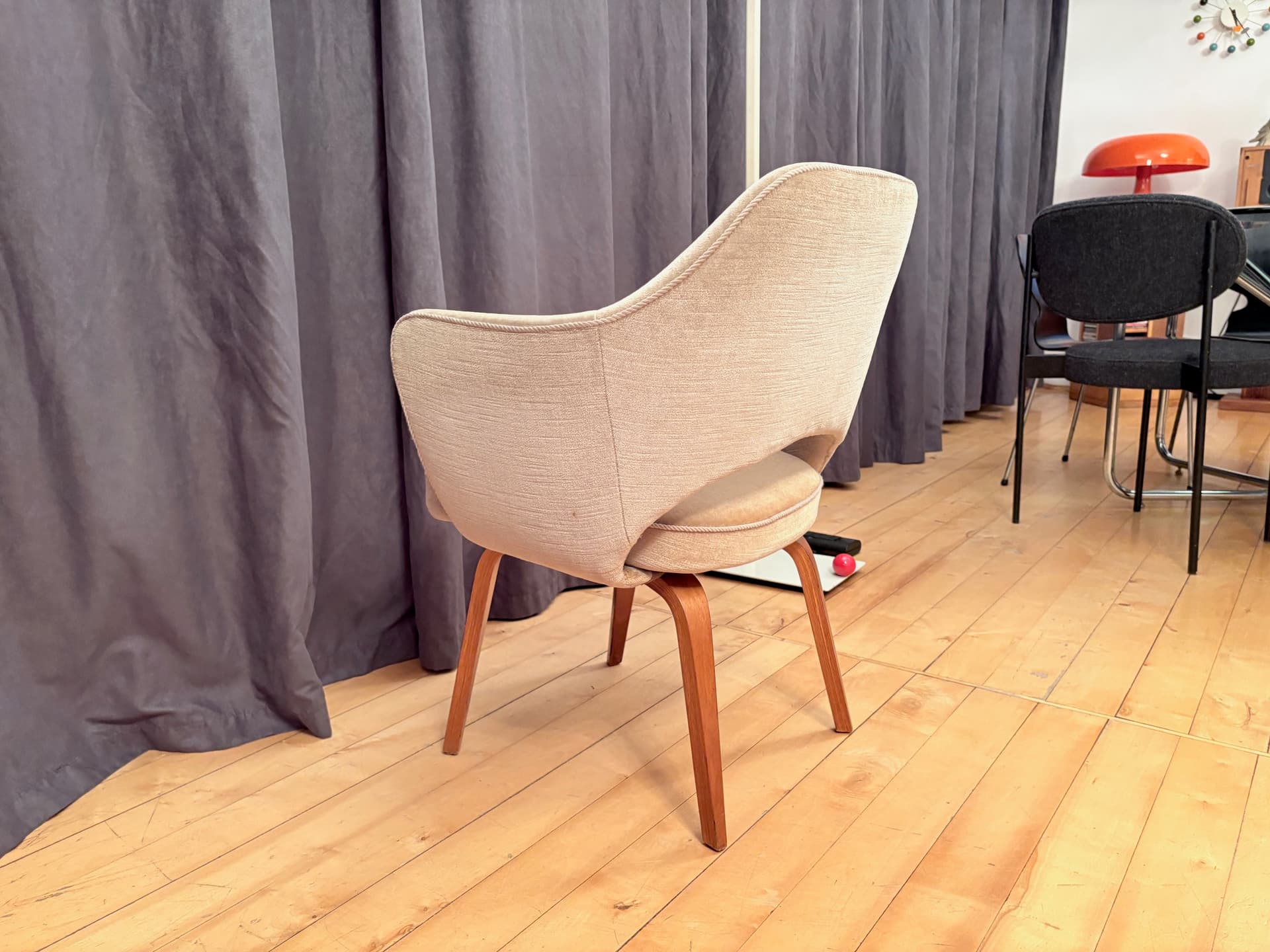 Chair Executive, beige fabric, honey wood, by E. Saarinen, Knoll, USA, 1950s. - 201914