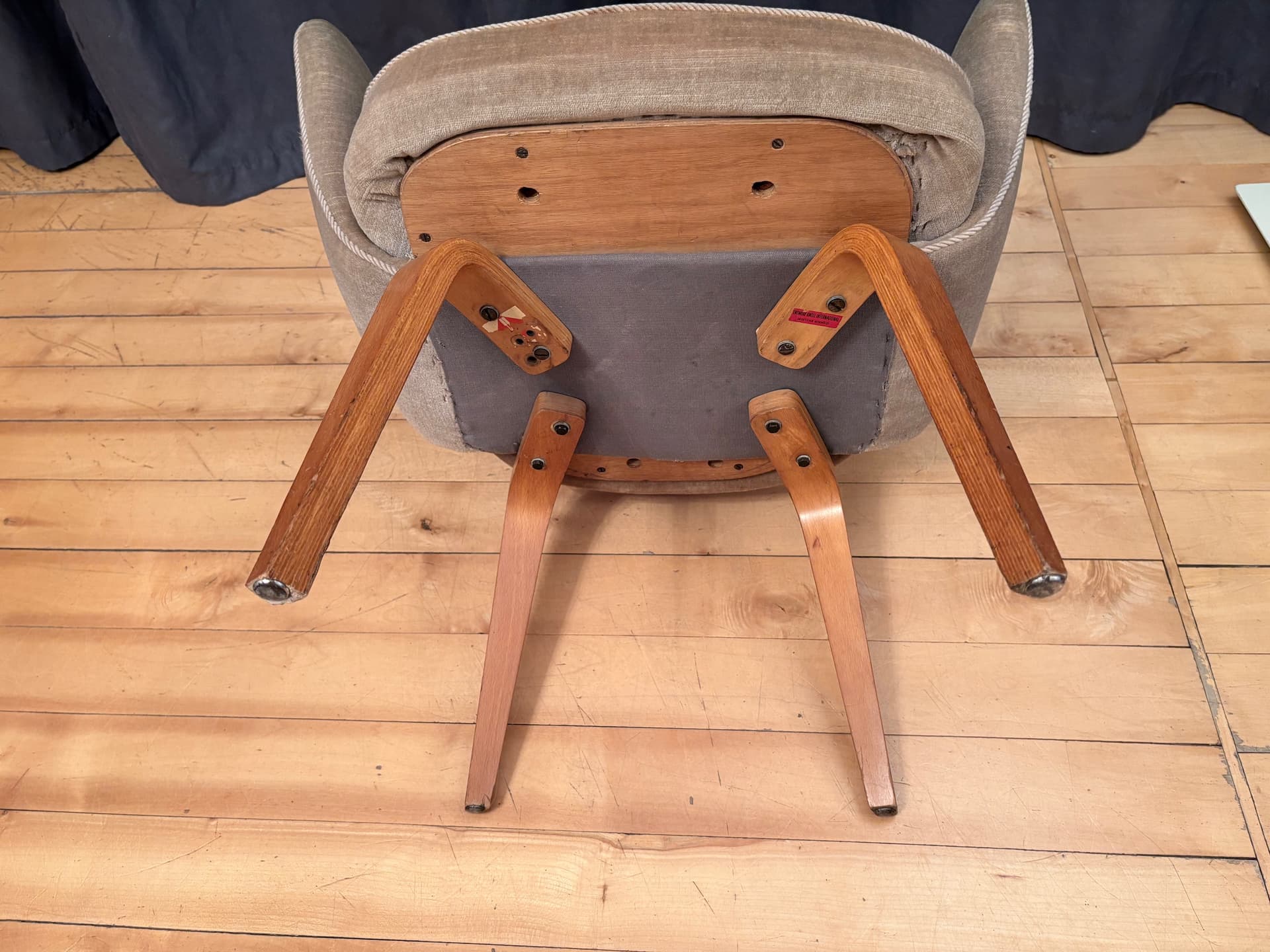 Chair Executive, beige fabric, honey wood, by E. Saarinen, Knoll, USA, 1950s. - 201916