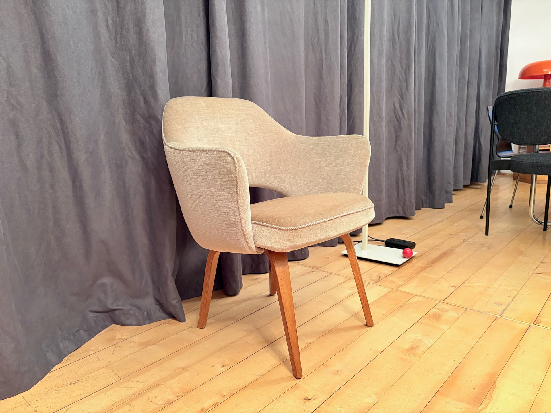 Chair Executive, beige fabric, honey wood, by E. Saarinen, Knoll, USA, 1950s. - 201911