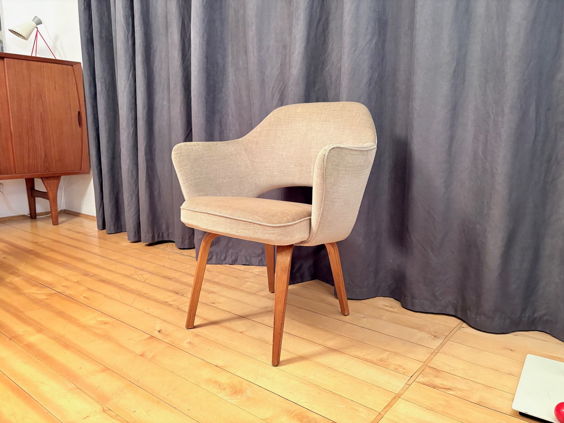 Chair Executive, beige fabric, honey wood, by E. Saarinen, Knoll, USA, 1950s. - 201912