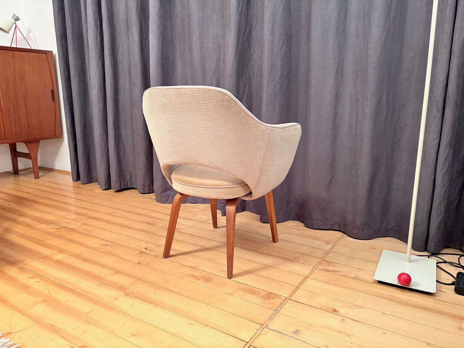 Chair Executive, beige fabric, honey wood, by E. Saarinen, Knoll, USA, 1950s. - 201913